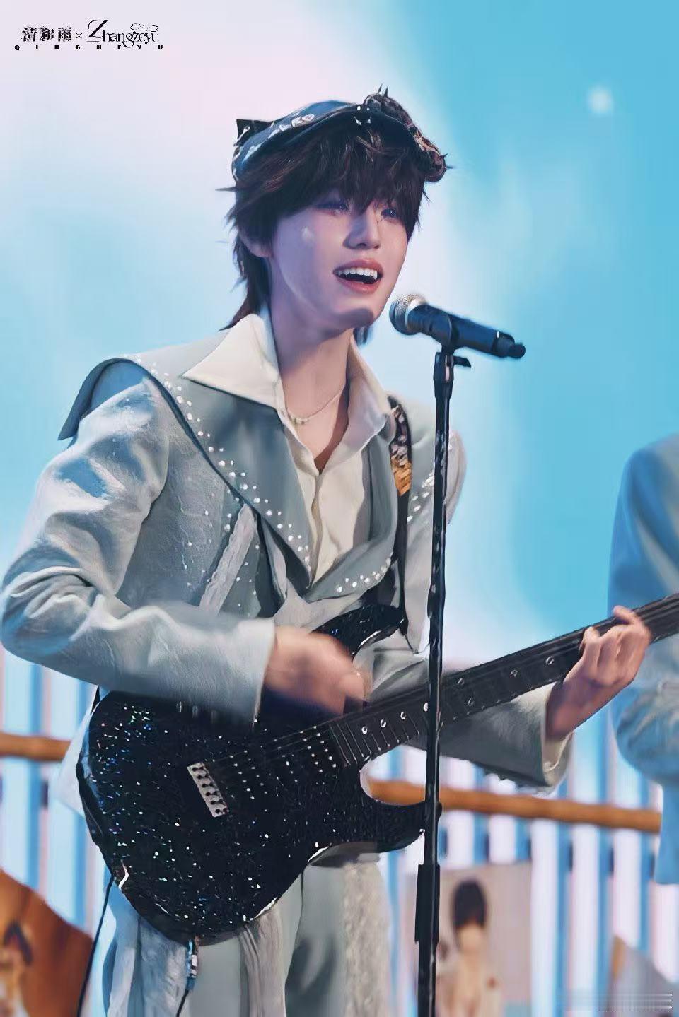 张泽禹大舌头版大舌头舞台 谁能拒绝张泽禹的舞台啊，深V造型又酷又撩，配上萌舞直接