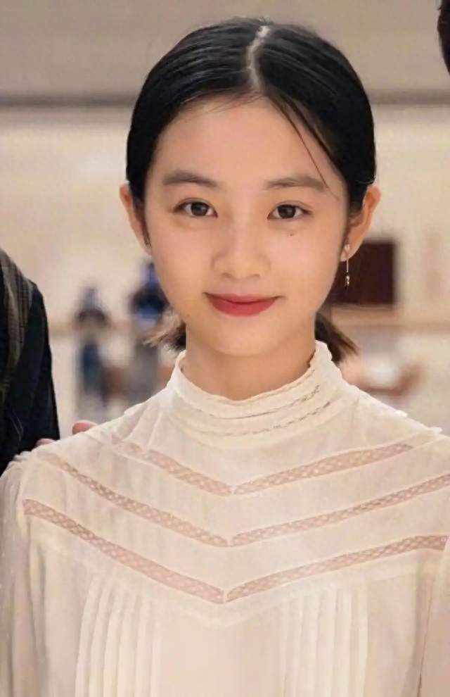 8岁圈粉，19岁搭王一博汤唯，黄磊女儿黄多多进圈路骂声比掌声响