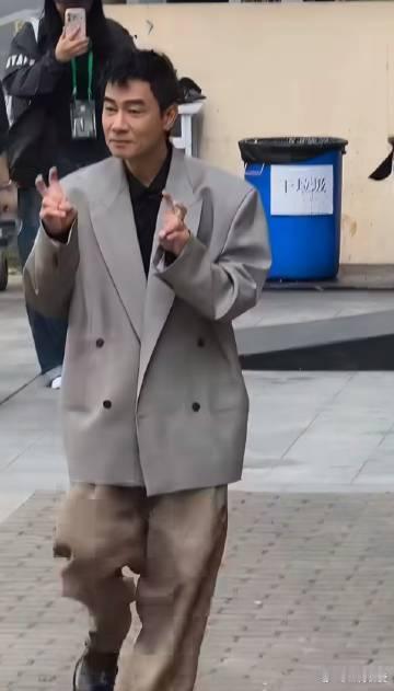陈小春是偷穿了姚明的衣服吗陈小春双开门 酷哥陈小春遇上超大双开门西装，版型宽大到