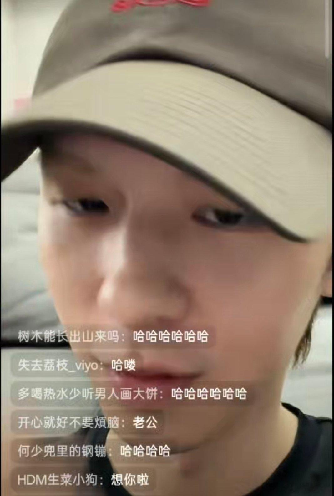 何浩楠偏要自己直播何浩楠的直播太有辨识度，抛开固定剧本，全程自己掌握整场节奏。不