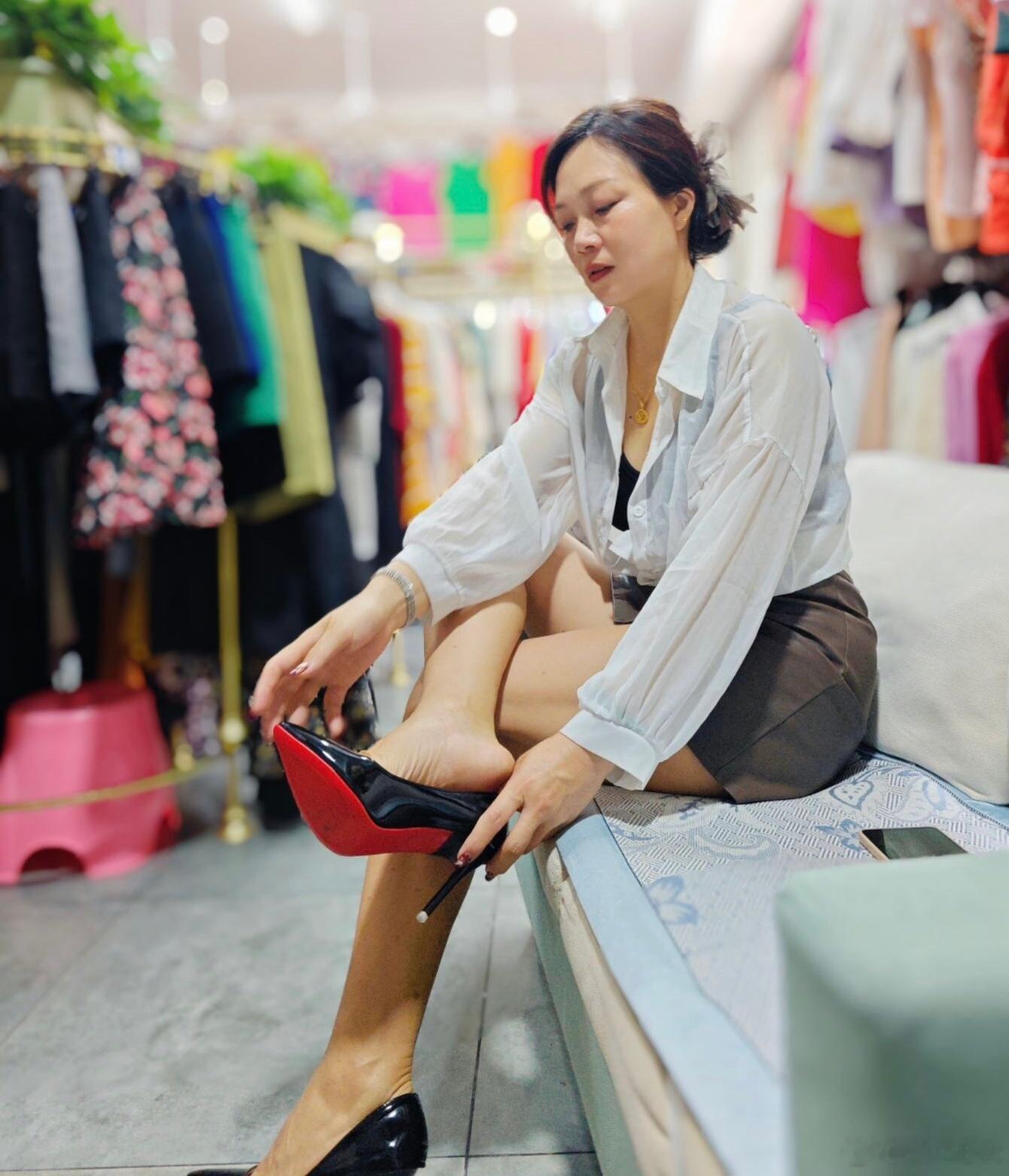 服装店老板娘越看越有味道的阿姨 ​​​