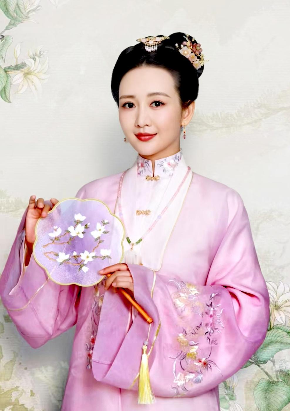 王鸥43岁，不滤镜、不扮嫩，一条米色裤子穿出高级感。
她脸上的纹路，不是瑕疵，是