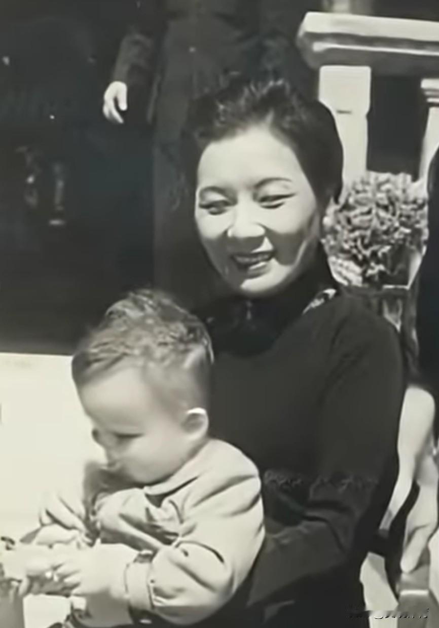 老照片：宋美龄怀抱大孙子蒋孝文