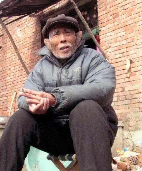 1949年，敌人让杨钦典，把白公馆剩下的19名地下党员全部杀了，这时，一个地下党