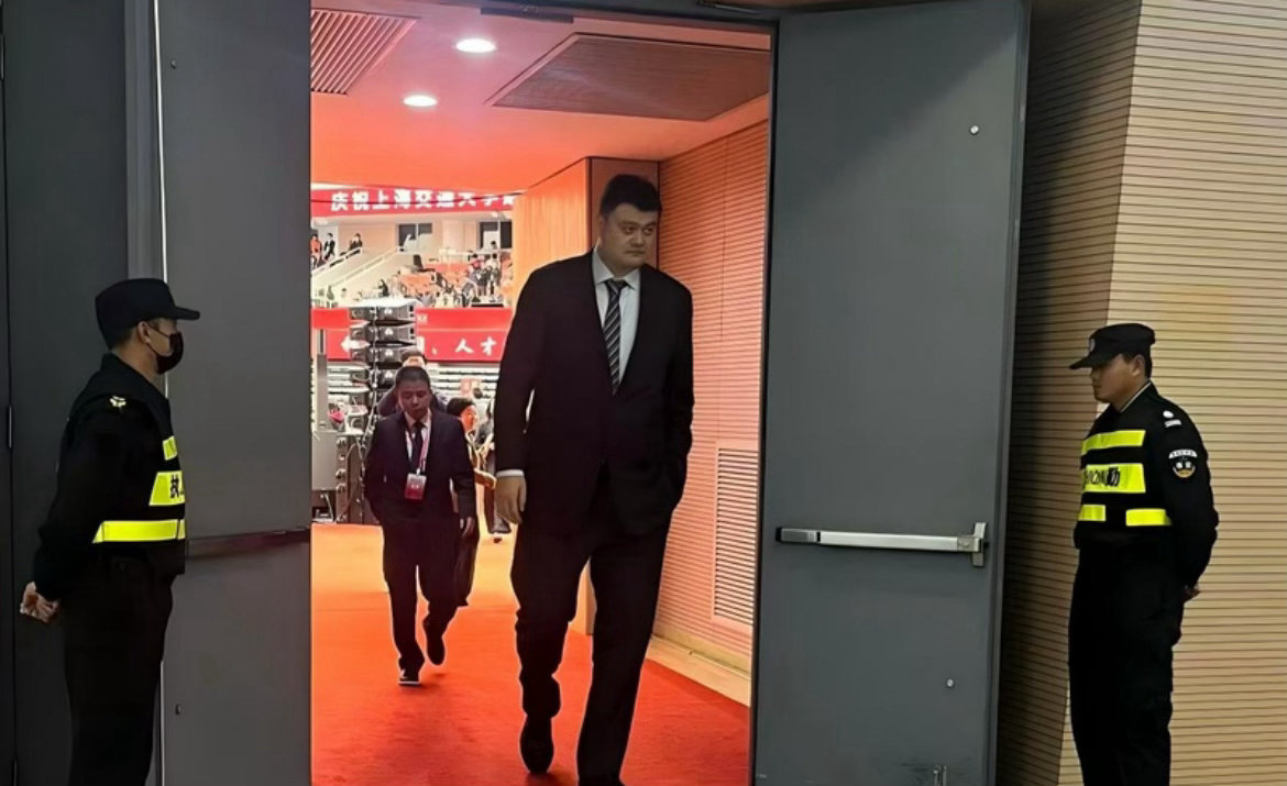姚明现身上海交大130周年校庆！2米26巨人落座第二排，细节尽显高情商正文4月8