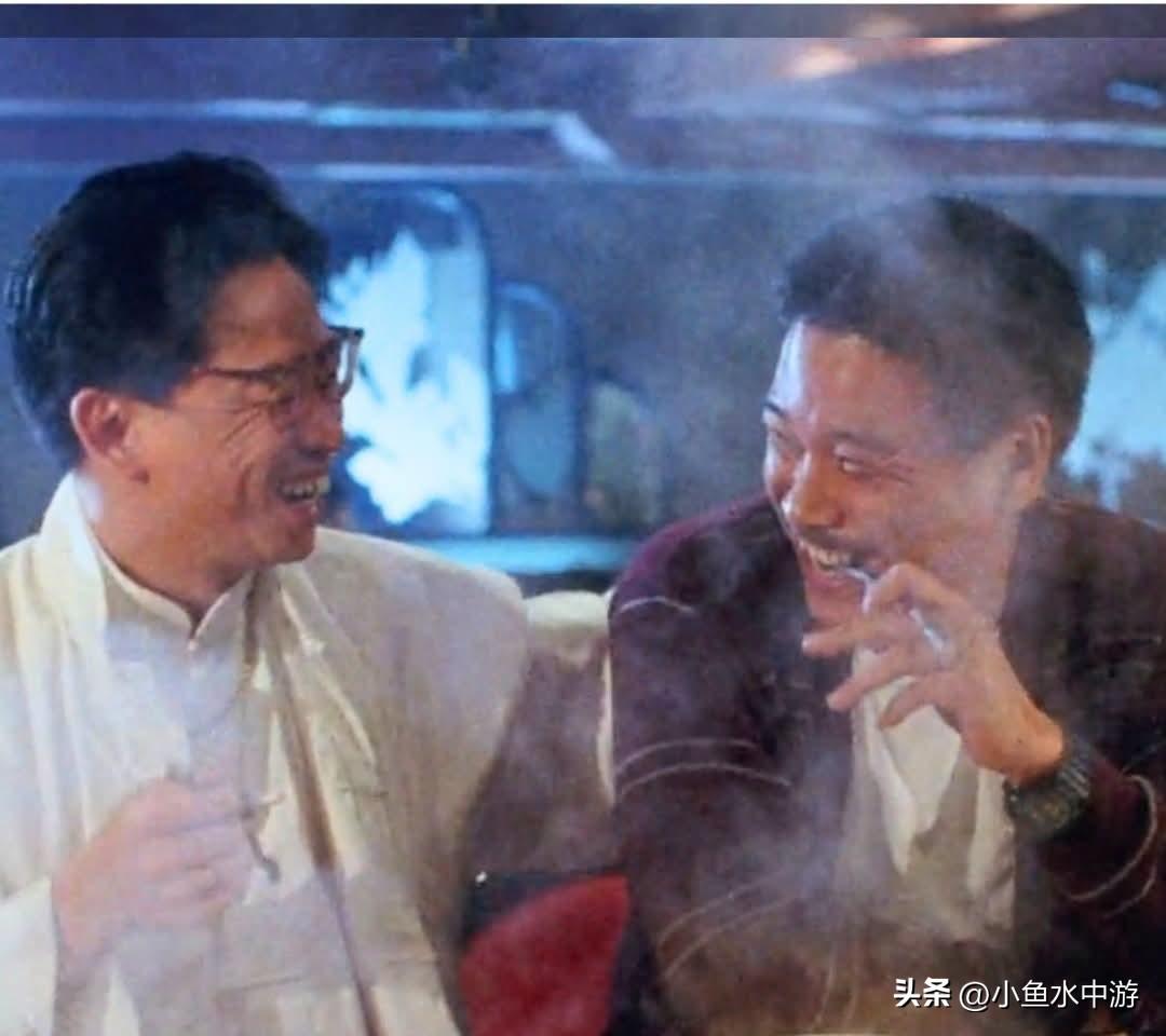 这张照片出自1991年的《逃学威龙》，
片中两位资深卧底拿着树枝当作识别暗号，