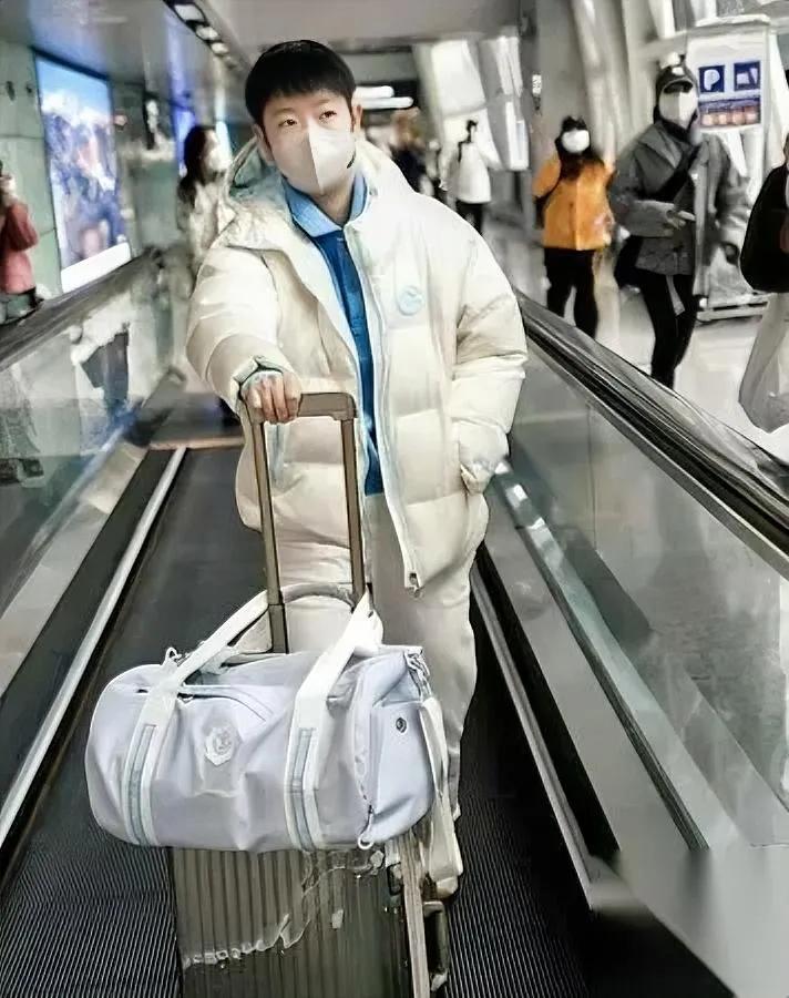 现在看孙颖莎，总觉得她身上裹着层没说出口的“闷”。

巴黎周期前那股“不管不顾冲