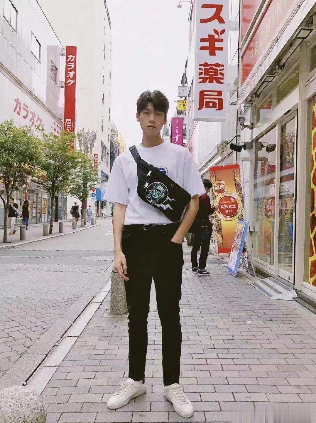 孟宴臣，你是不是来这买擦金丝眼镜的东西了！   #魏大勋火到东京# ​​​