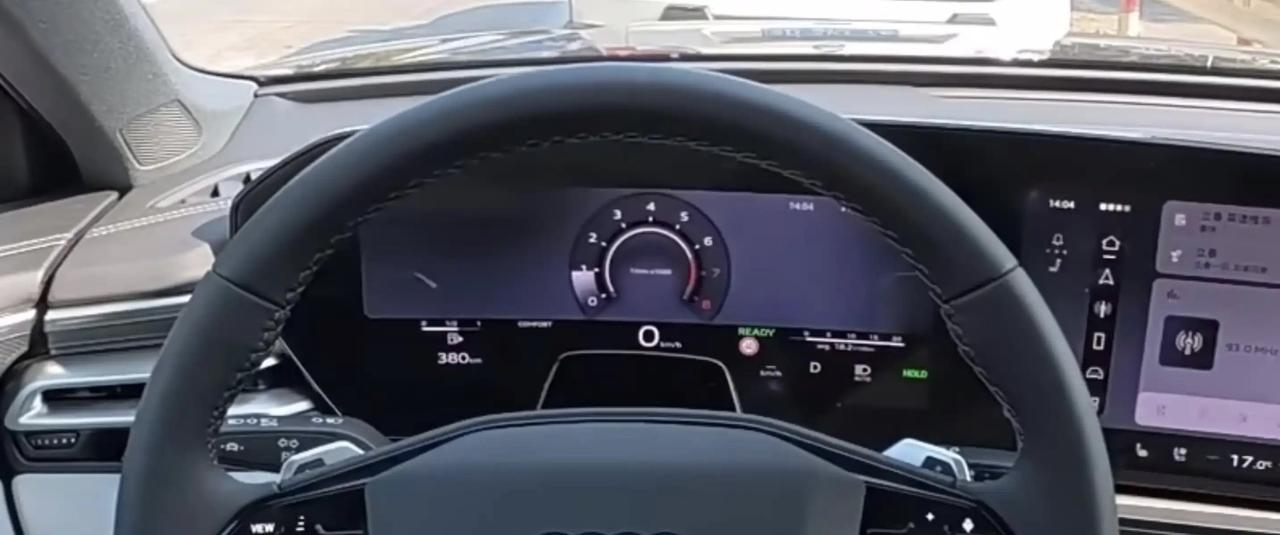 这新奥迪A5L的仪表盘设计，我要吐槽下，中间一个圆圈，两边全是空白就算了，关键是