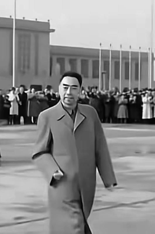 那时，在日内瓦，走来了一位“帅哥”叫周恩来，风度翩翩，惊艳了全场。那是新中国在世