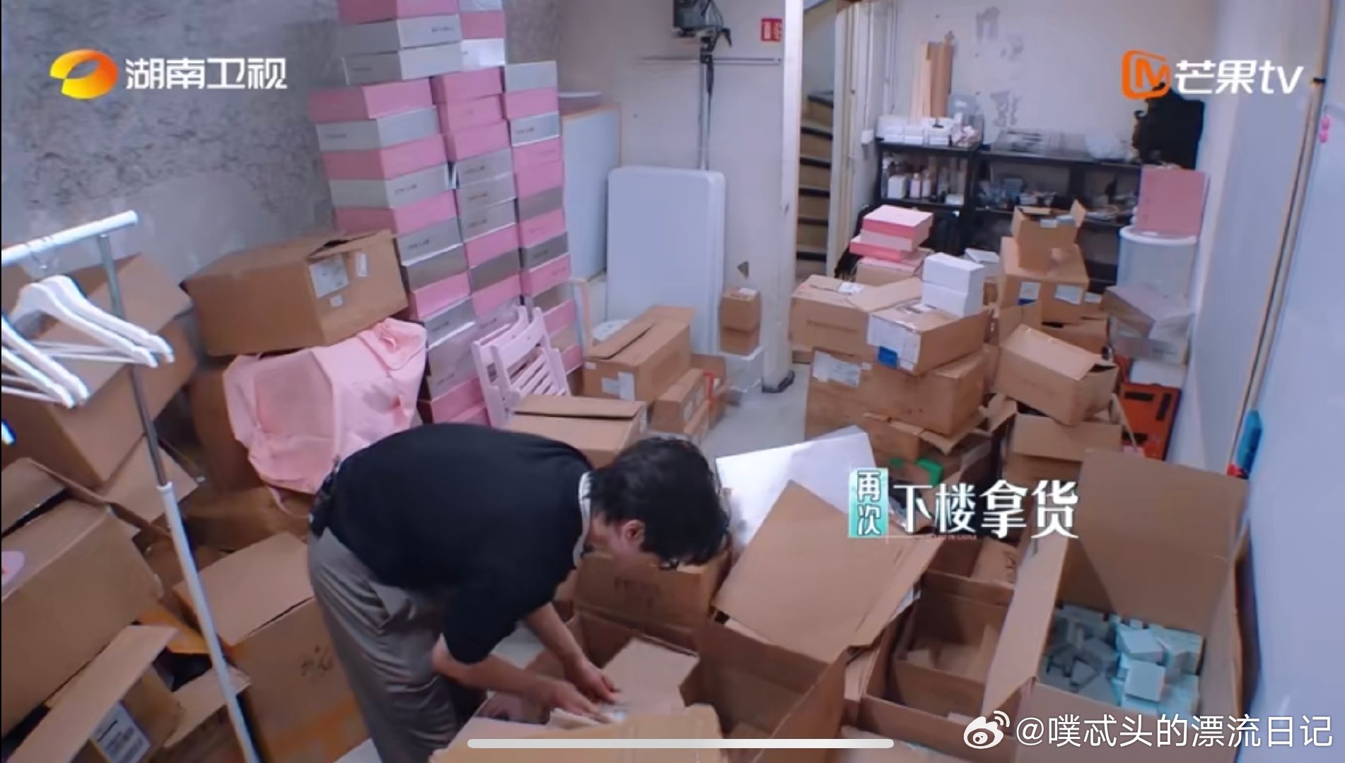 颜安是人间小陀螺吧 加单不断=颜安不停转！一会儿柜台取货一会儿给顾客送货，转圈服