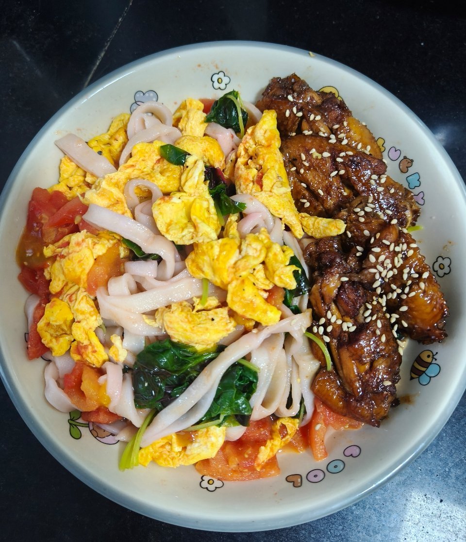 手擀面+番茄炒蛋+可乐鸡翅饱餐一顿 