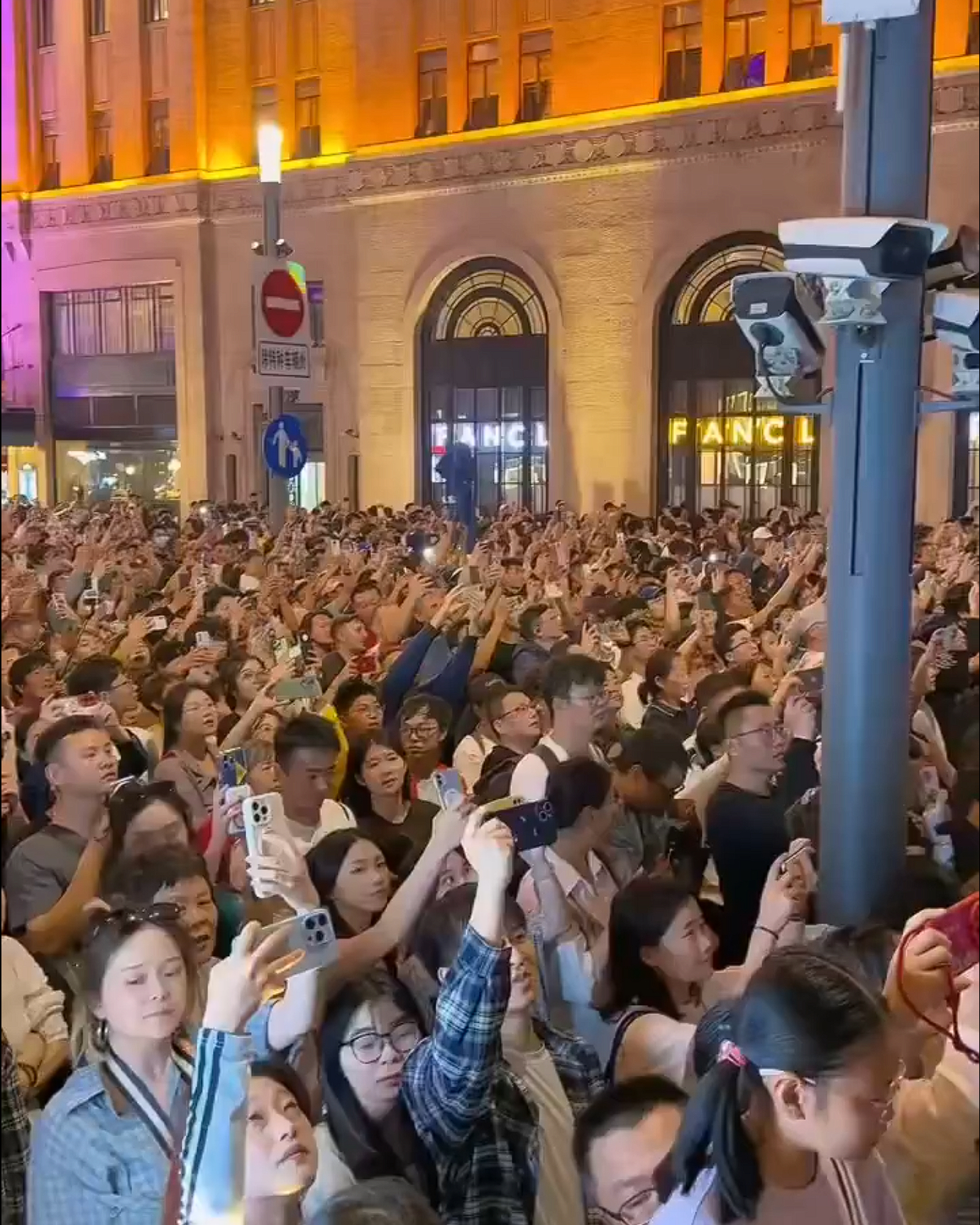 上海又开始五一灯光秀，外滩这里人山People sea！还是用iPhone的喜欢
