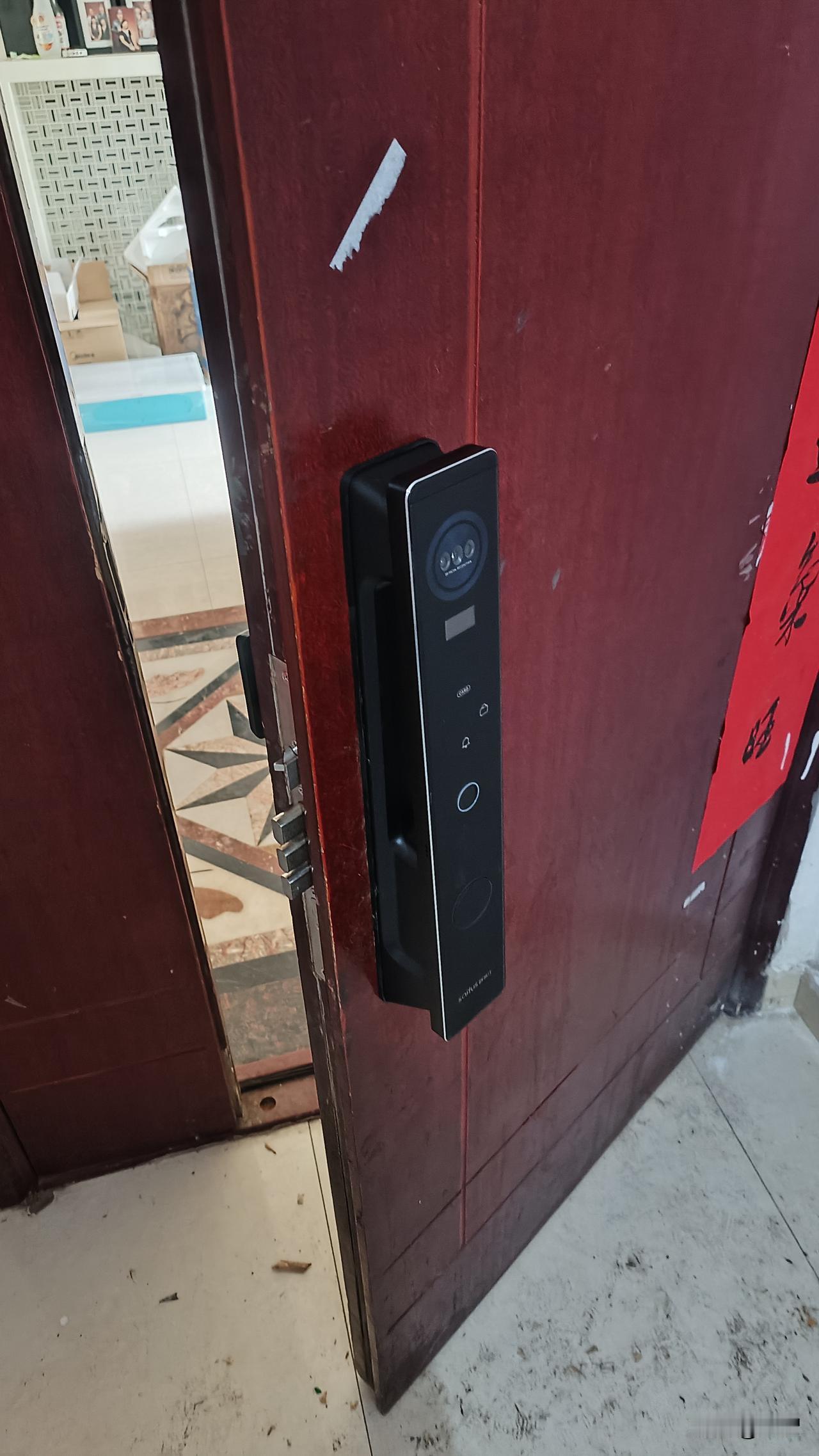 不要认为人脸识别的指纹锁是比较安全的，只有你在录入正确的情况下才是安全的，不然容