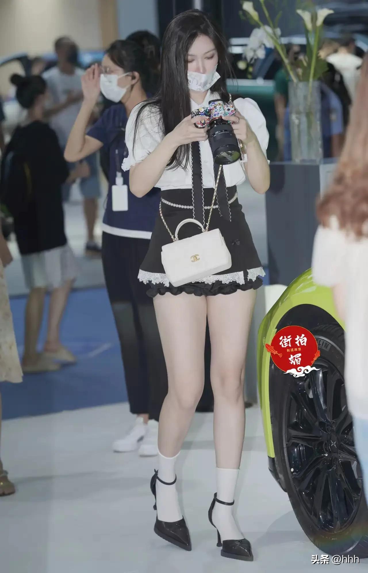 镜中人影动，花下梦如烟。