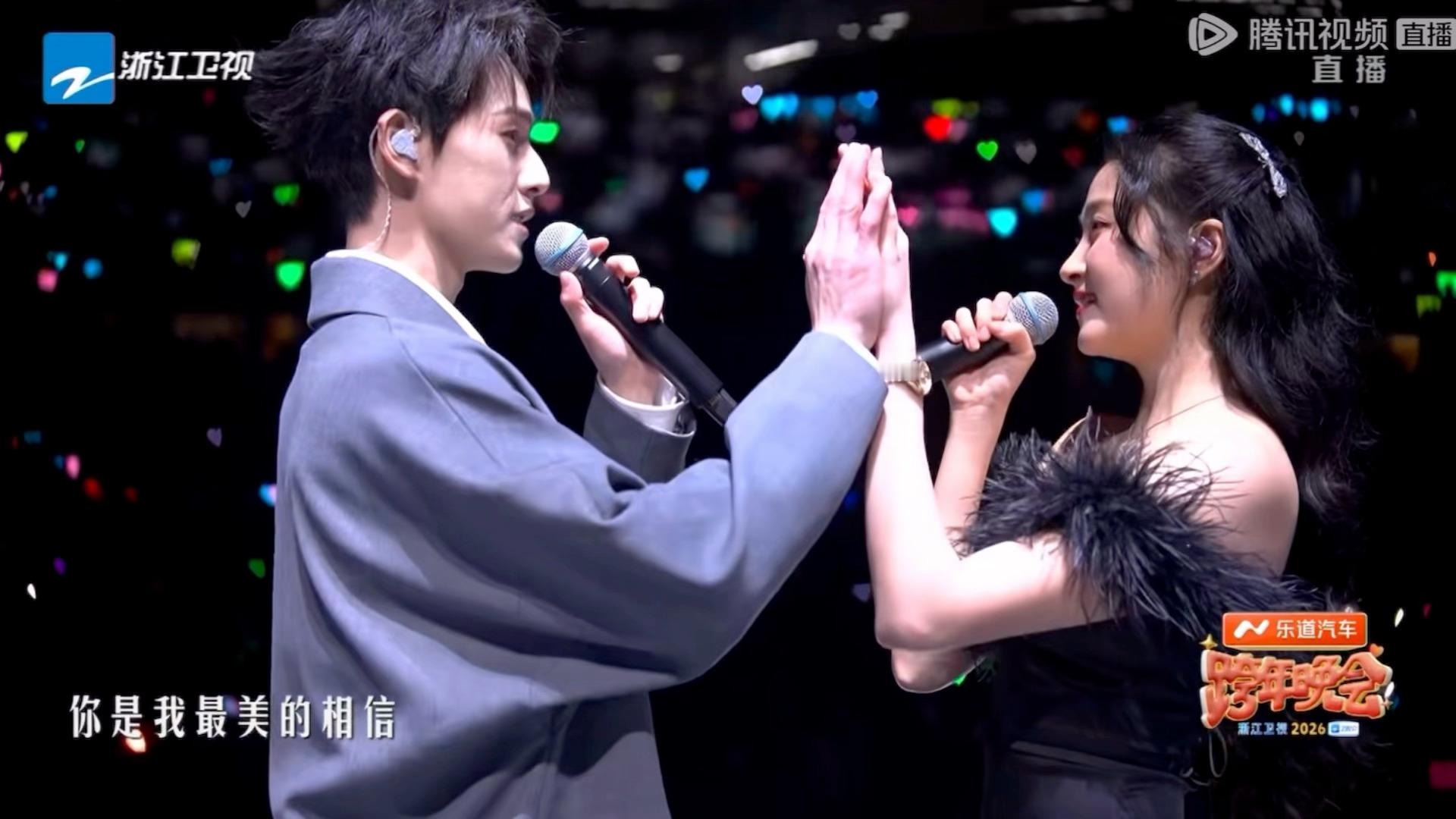 我擦关晓彤李昀锐这手指好萌吧。。燥候这个耀眼，，扎扎亭小情侣 