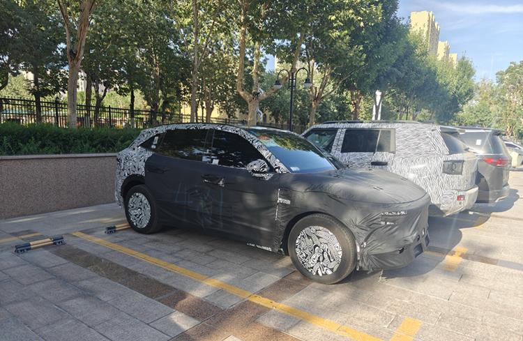 继极氪007之后，吉利极氪品牌将基于PMA2+平台推出大五座中型SUV，该车同样