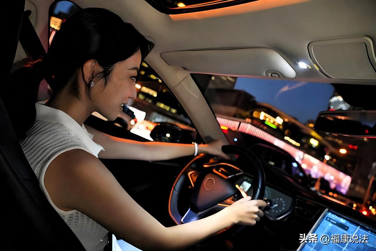 江苏扬州，女子深夜看完演唱会，开豪车准备回家，突然，一男子拉开车门坐在后排，让她