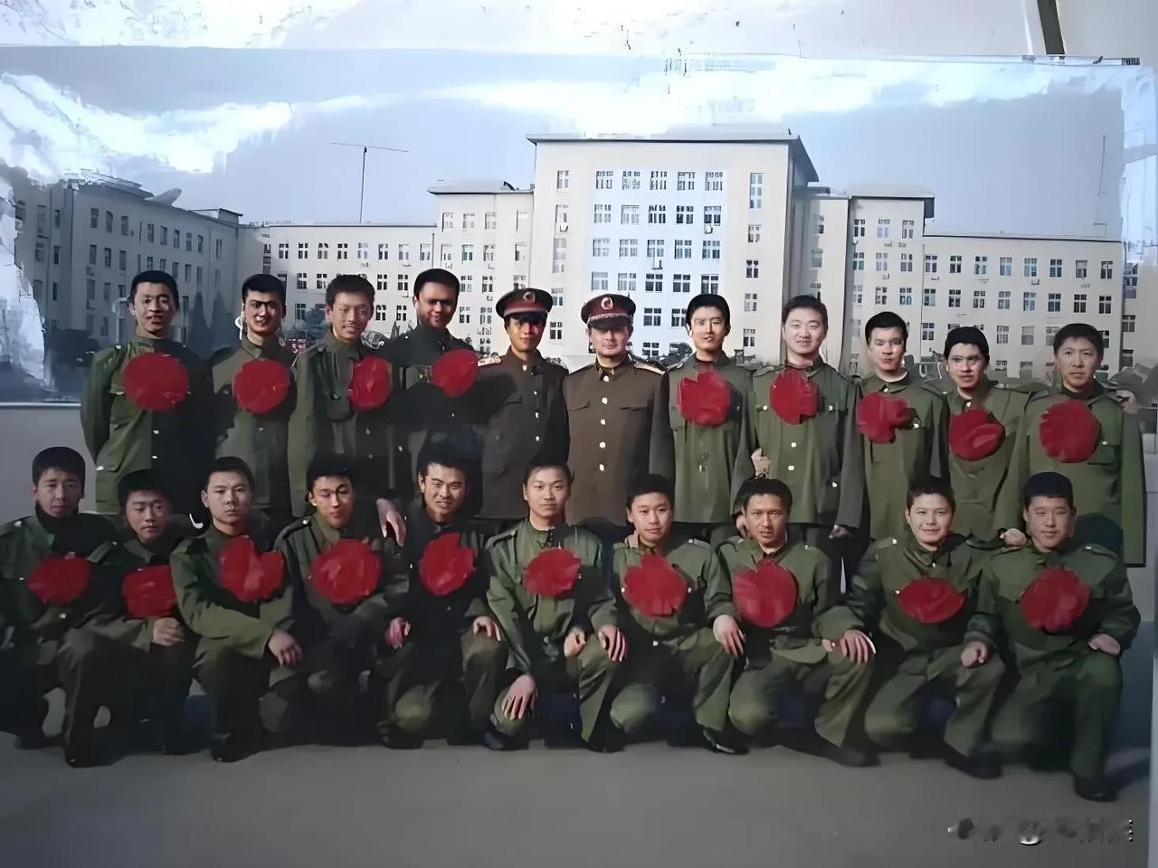铁打的营盘流水的兵，意味着在同一个地方当过兵的人，就算在同一房间睡过三年，照样不