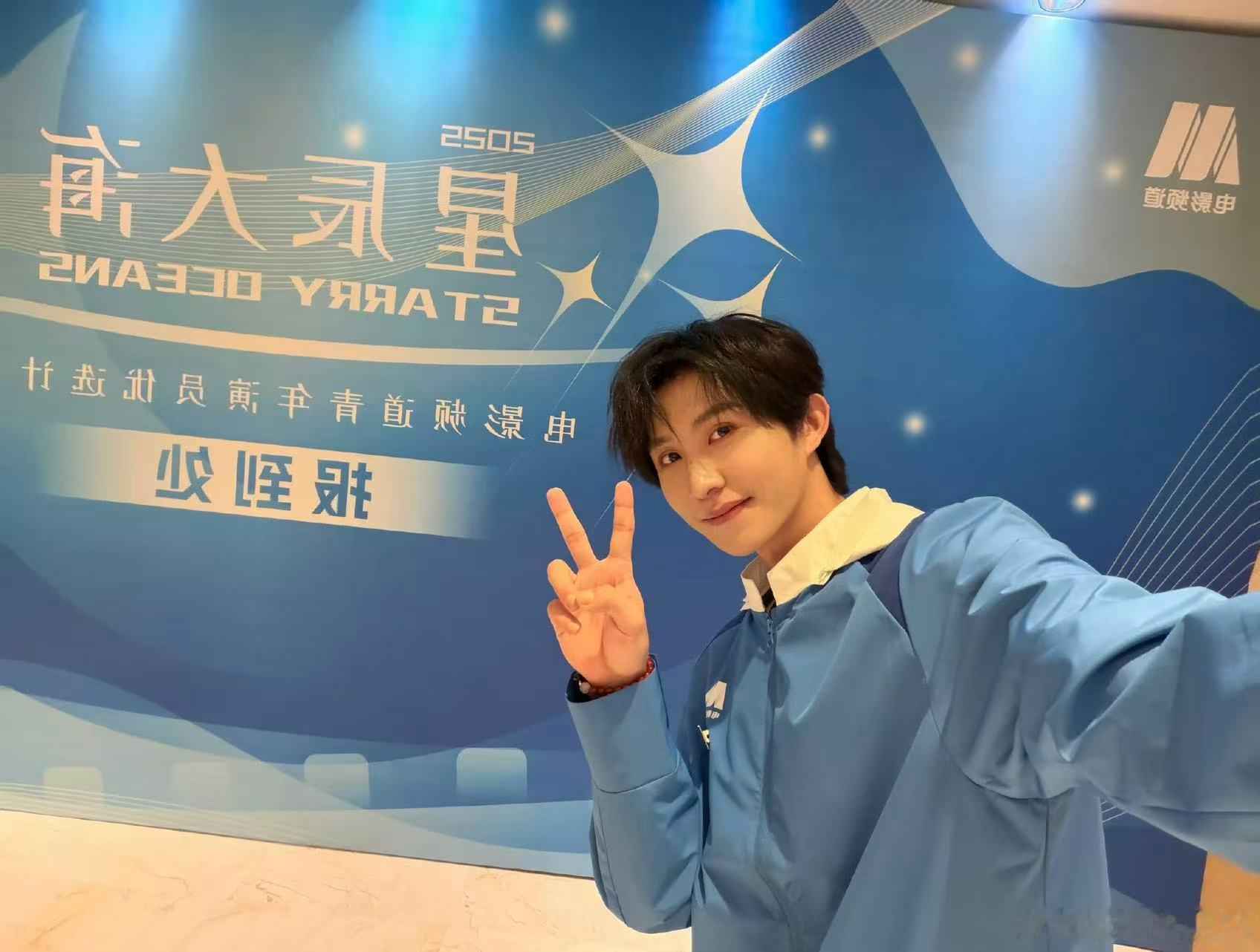 路人被 圈粉了！路透笑容太有感染力，去补了《暗涌》发现演技真的很扎实。连六公主官