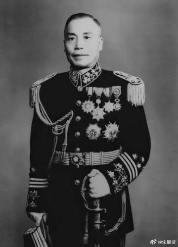 1969年，病榻之上的李宗仁气息微弱如风中残烛，他拼尽最后一丝力气，紧...