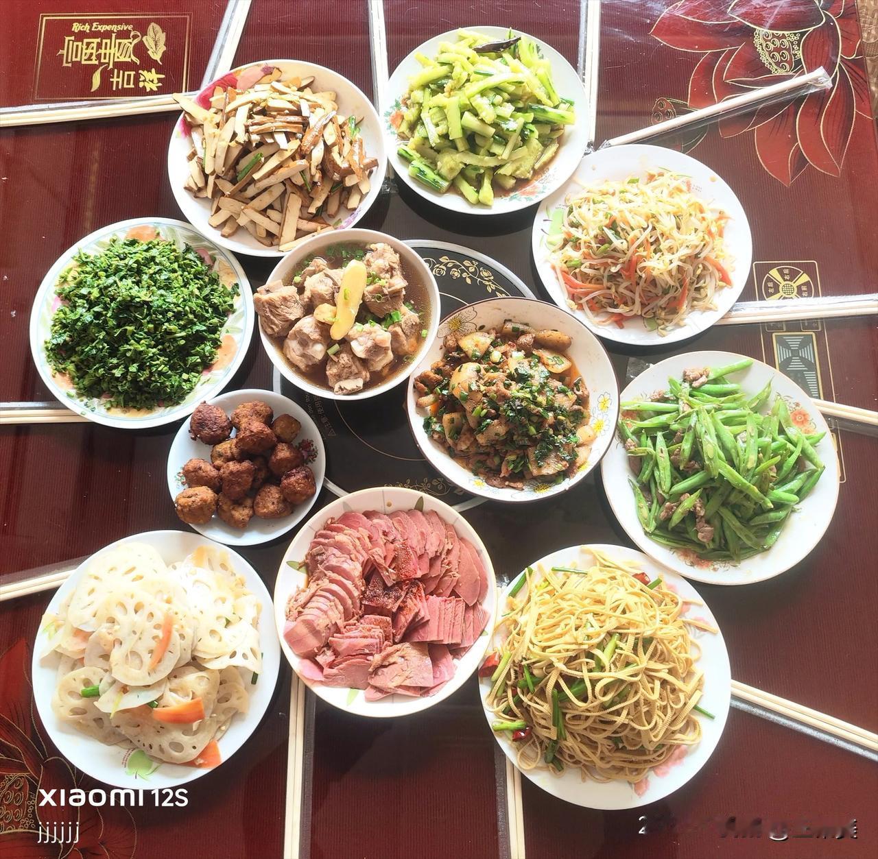 一桌家常，念尽血脉温情
🌿一桌家常，满屋烟火，四月的思念恰似春草肆意生长。清明