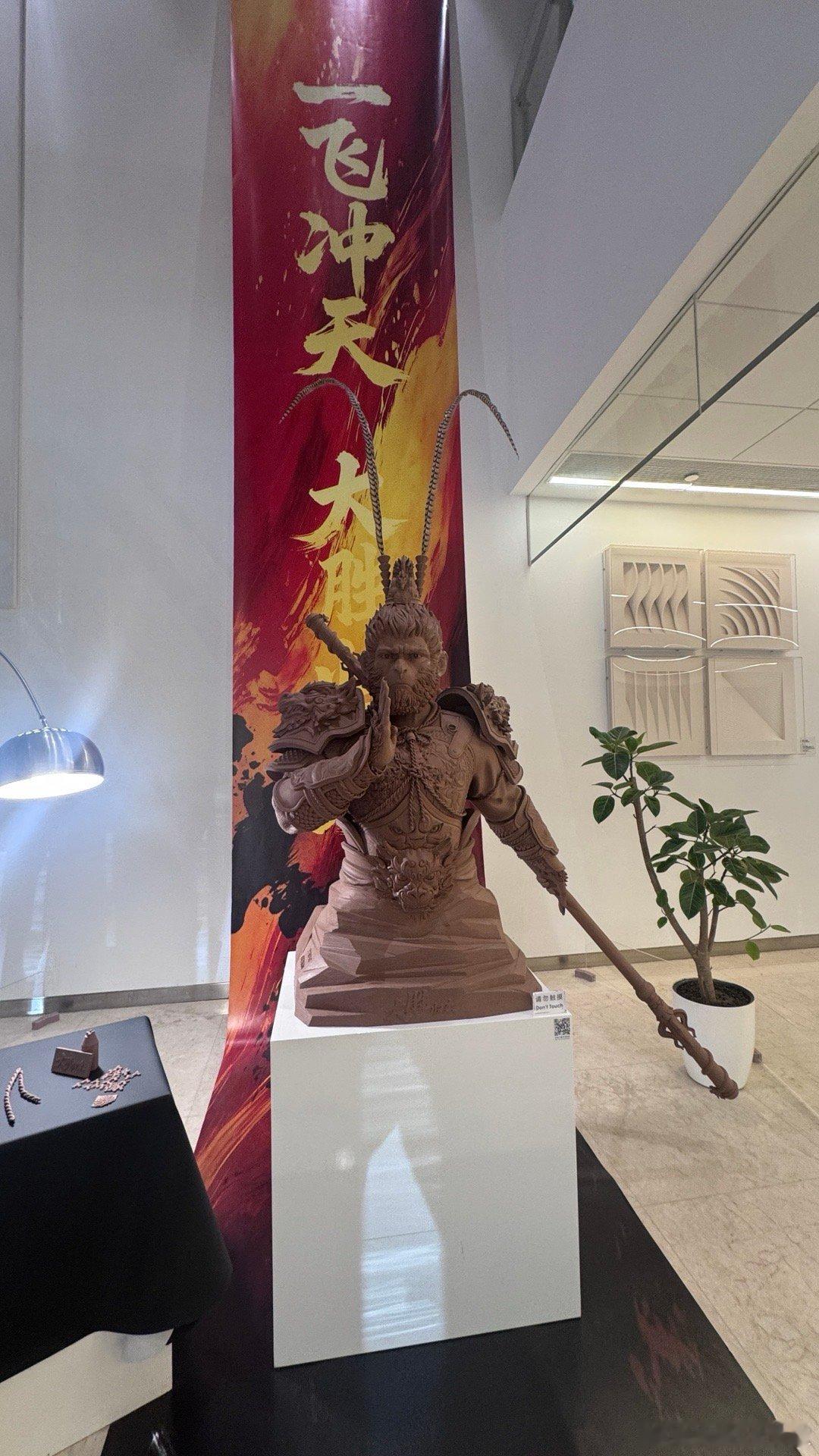 一进门，吓我一跳…以为走错片场了…泛亚造型的各位，工作不饱和啊～除了泥塑车身外，