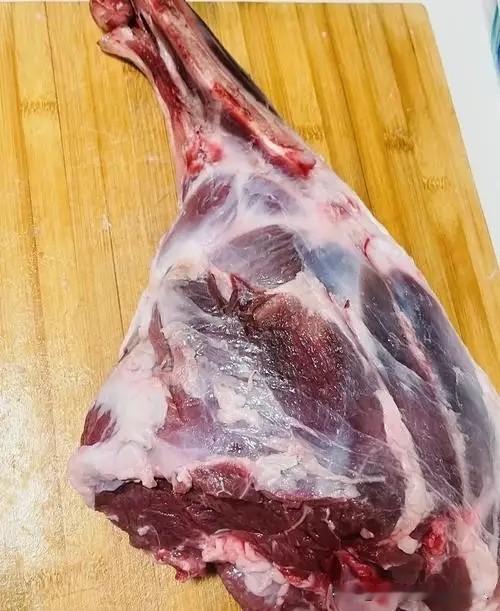 老公的乡下侄儿去年进城开饭店，找我们借了十万块钱。今天他特意上门还钱，不仅给了两