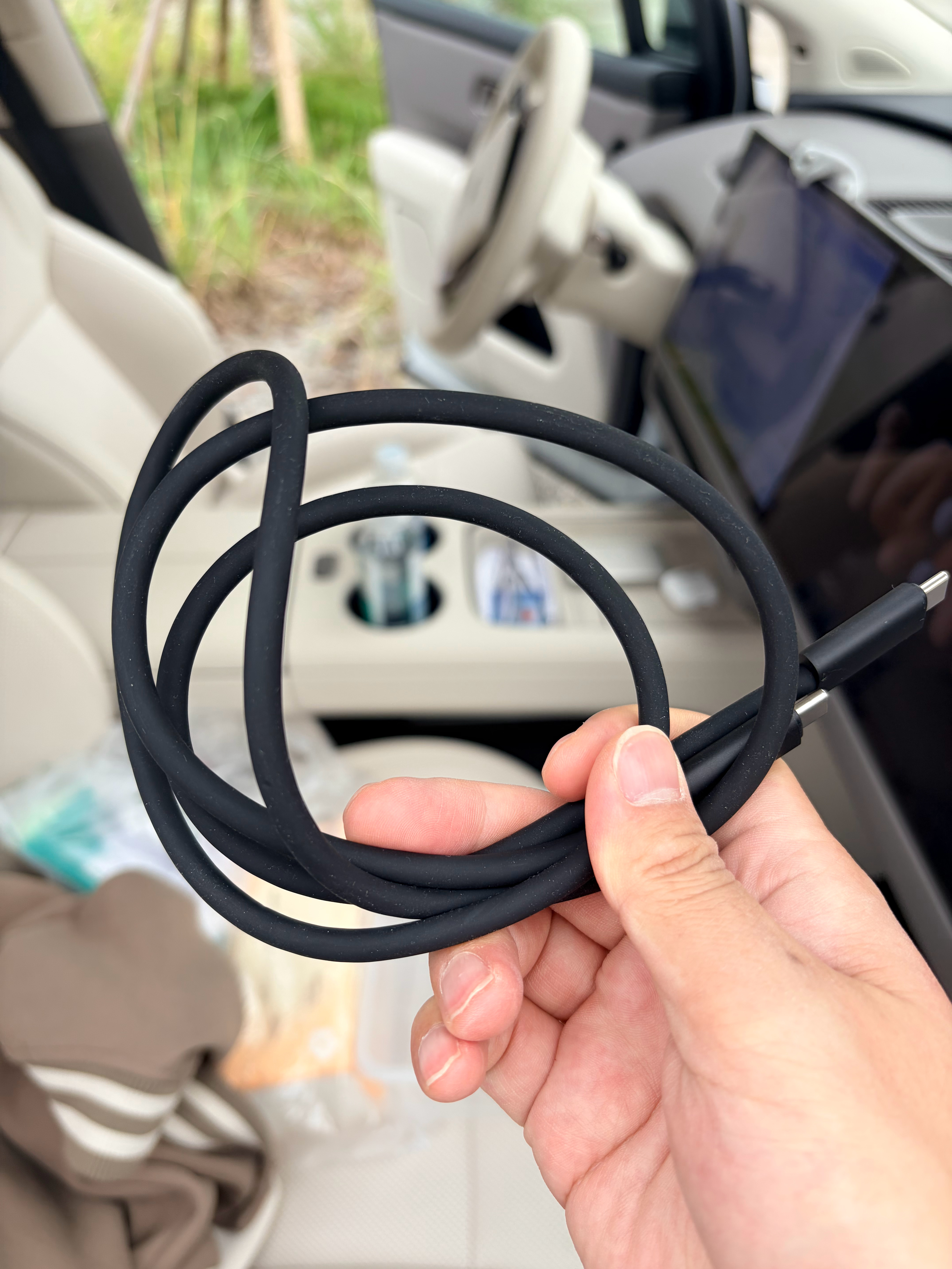 你别说理想商城这个 C-C 投屏线一看就很扎实，又粗又有弹性。猜猜我准备拿来干嘛