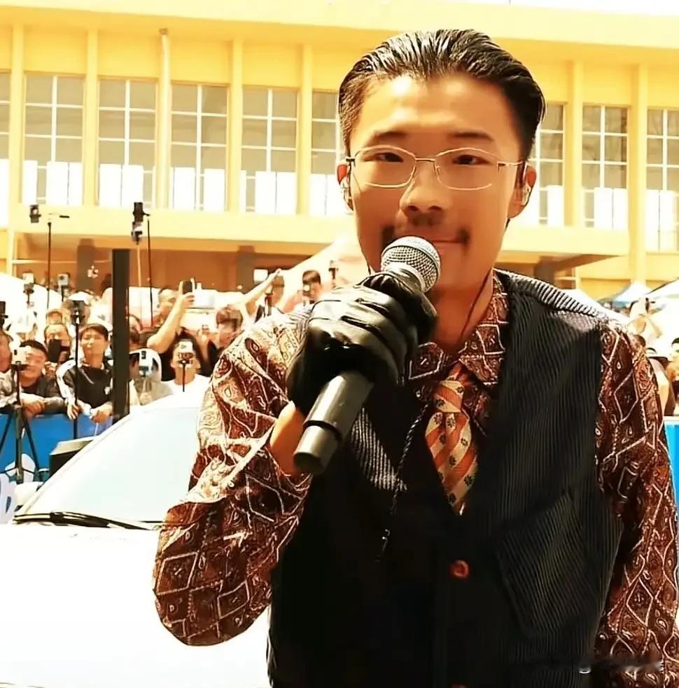 郭有才的走红确实是个典型的流量时代现象，有人捧有人踩，核心在于他的出现击中了当代