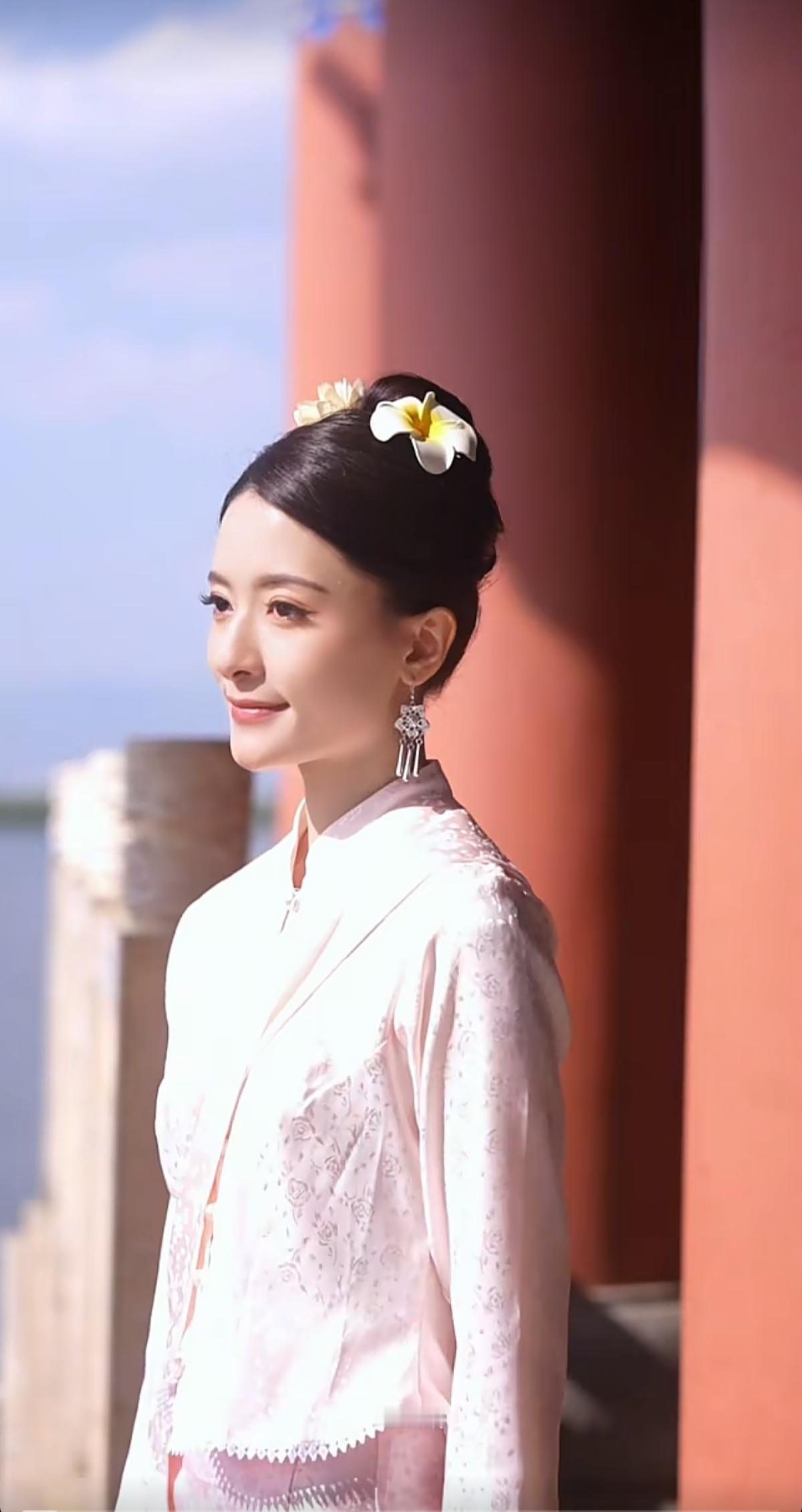 万物境秀，七彩云南。
云影簪花笑，起舞风自柔。
安安今天在云南保山永子棋院的妆造