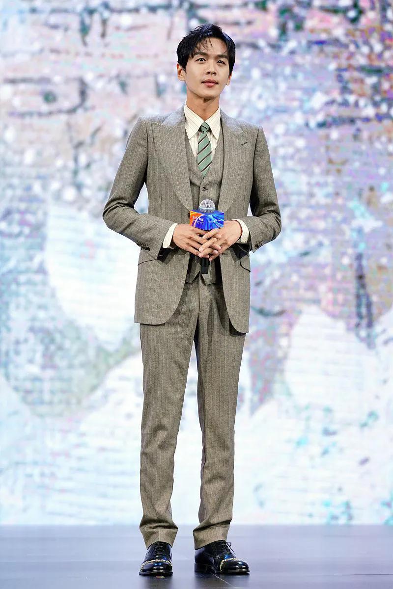 瘦下来的张若昀，可能上镜会更好看！但是身材，给人的感觉，真的是有一点过于瘦弱了！