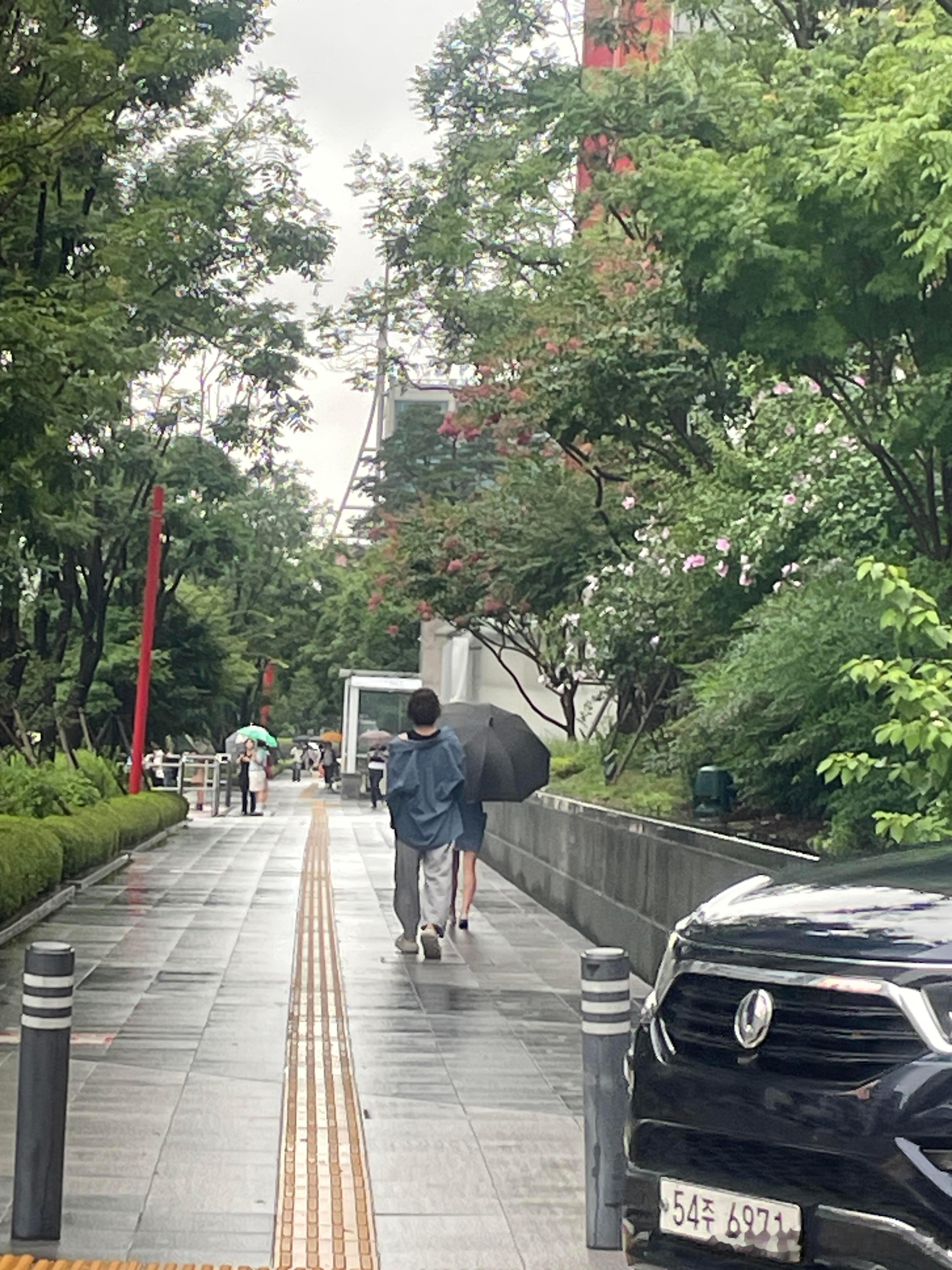 #韩国偶遇林彦俊##网友韩国偶遇林彦俊# 韩国偶遇林彦俊，罕见露面了。 ​​​