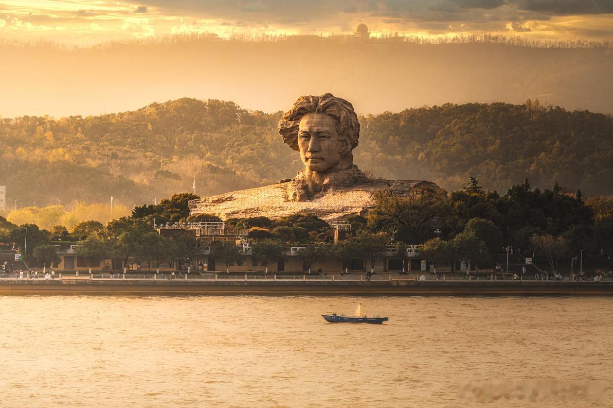 目光如炬,灼灼其华，今日是毛主席诞辰132周年。 未来一定是也必然是属于我们的！