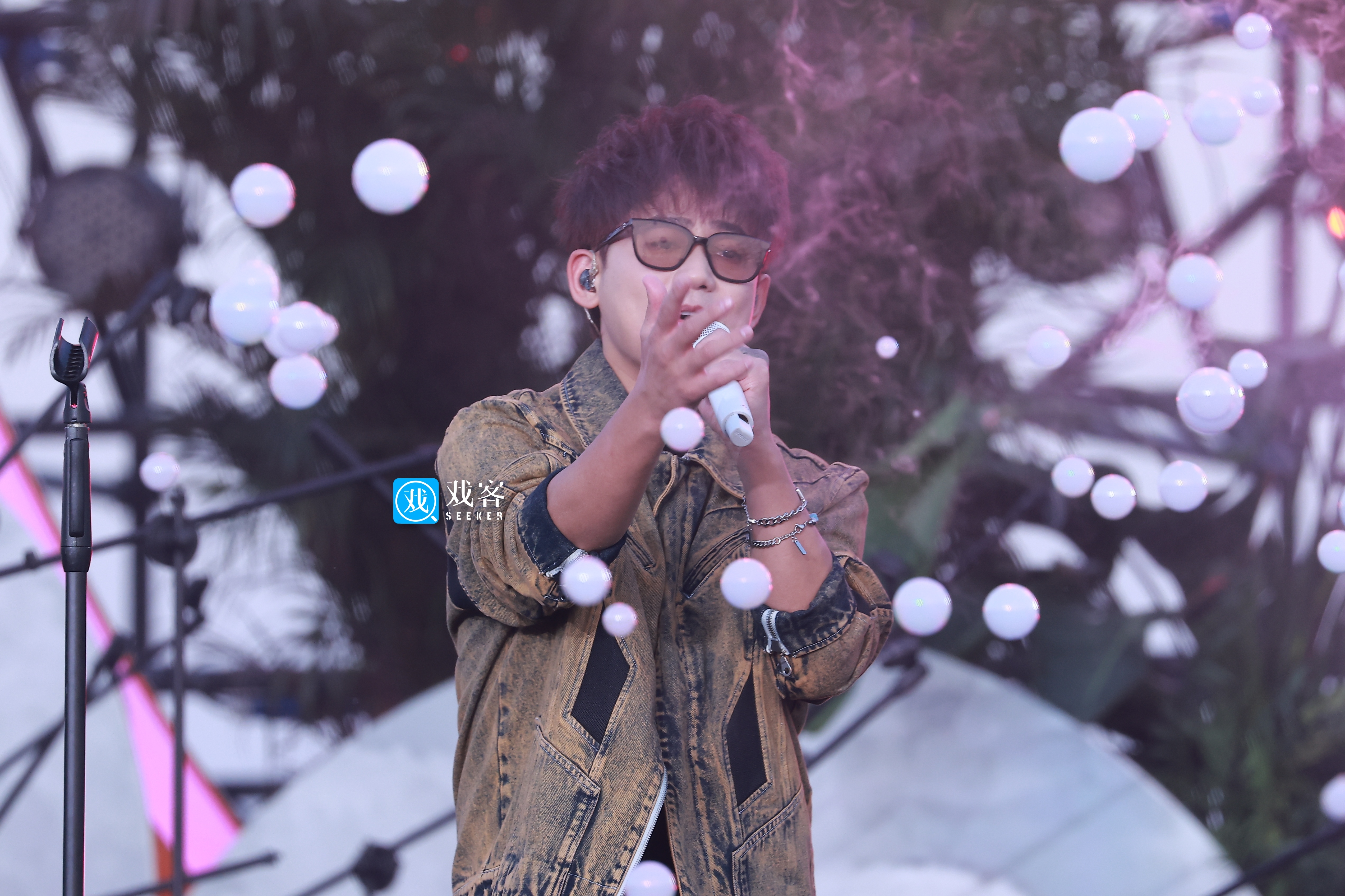 【戏客现场】#朋友侬好演唱会# 苏醒生图（待补充）墨镜泡泡美拉德套装  醒哥秋日
