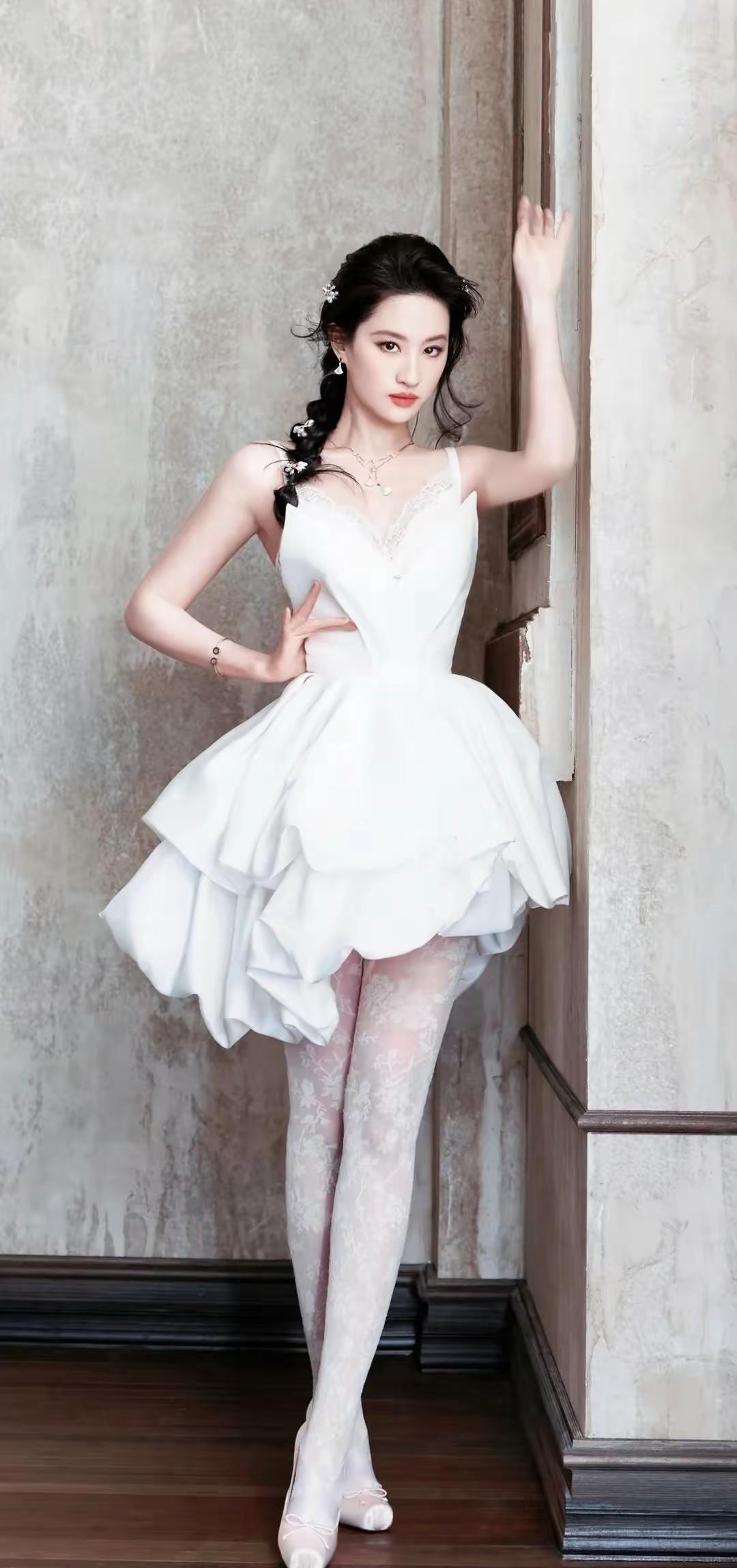 一袭白裙，宛若芭蕾少女，清冷又灵动，自带仙气氛围感，每一帧都美到极致。