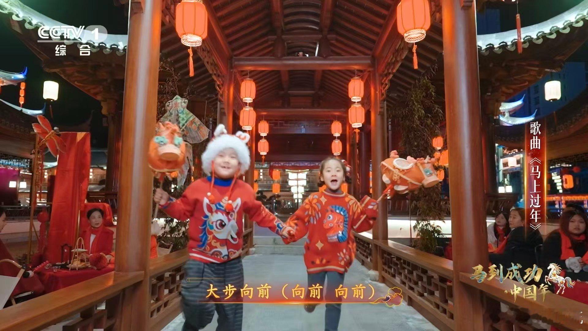 央视主持人怎么全面成这样了撒贝宁、龙洋、朱广权和音乐人王搏一起唱《马上过年》。真