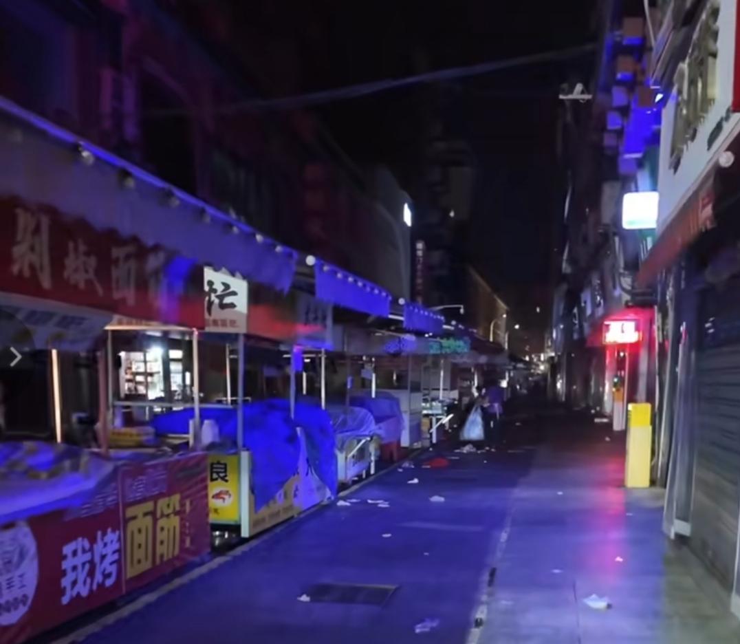 下联:深巷闻风夜送凉！