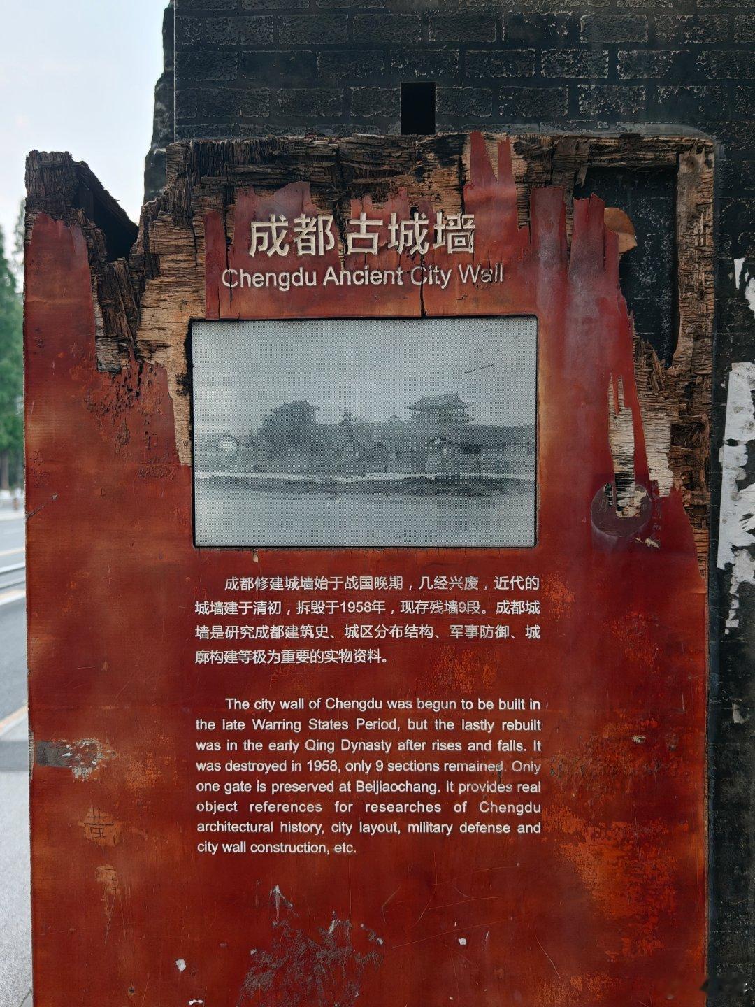 我晚上快八点才出门跑步 一出门就觉得自己进锅了 人晕乎乎的 边走边敷强力保湿面膜