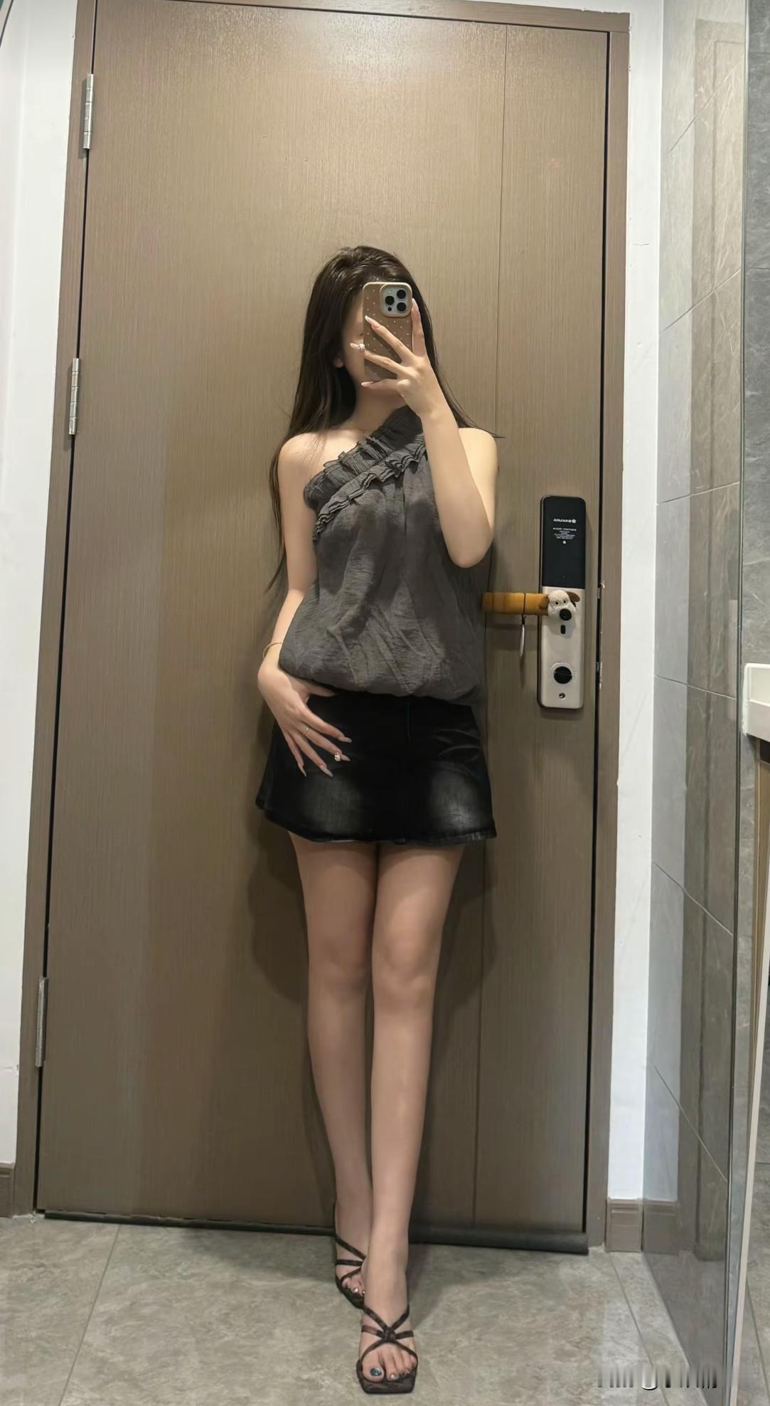 hihi今年夏天是斜肩控…
斜肩露肩穿搭 气质斜肩穿搭 露肩慵懒风上衣 显瘦斜肩