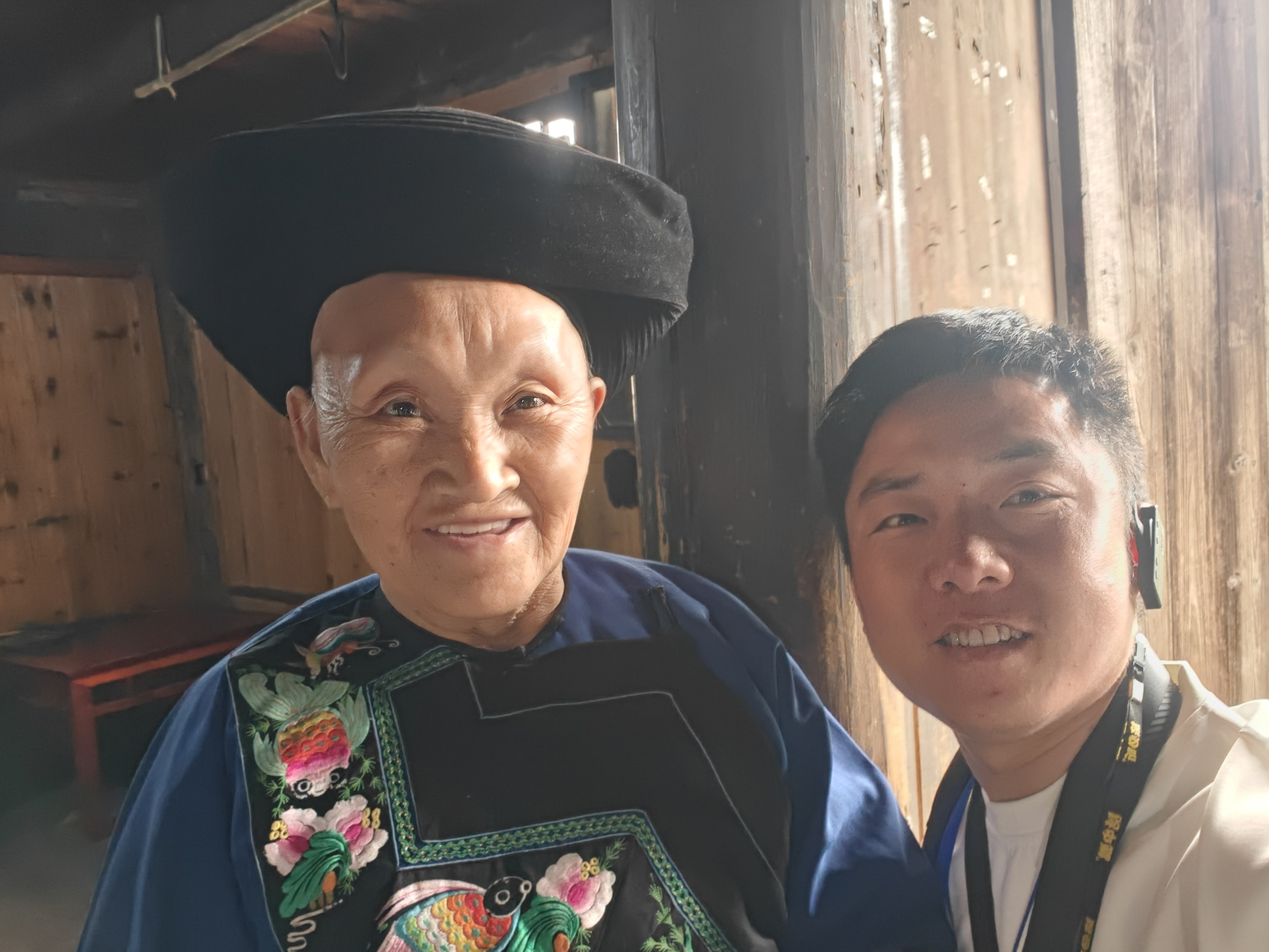 今天很荣幸来到十八洞村，与77岁的村民石大妈合影。当年，石大妈在面对领导人时，以