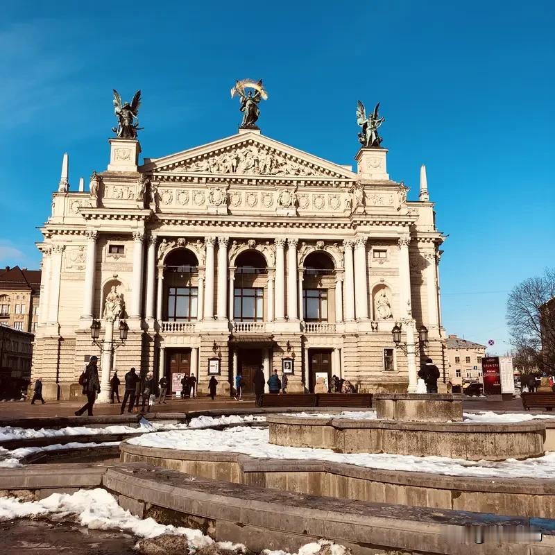 乌克兰投降，将使国际公认的联合国宪章受到挑战，世界可能重回弱肉强食的森林法则，国