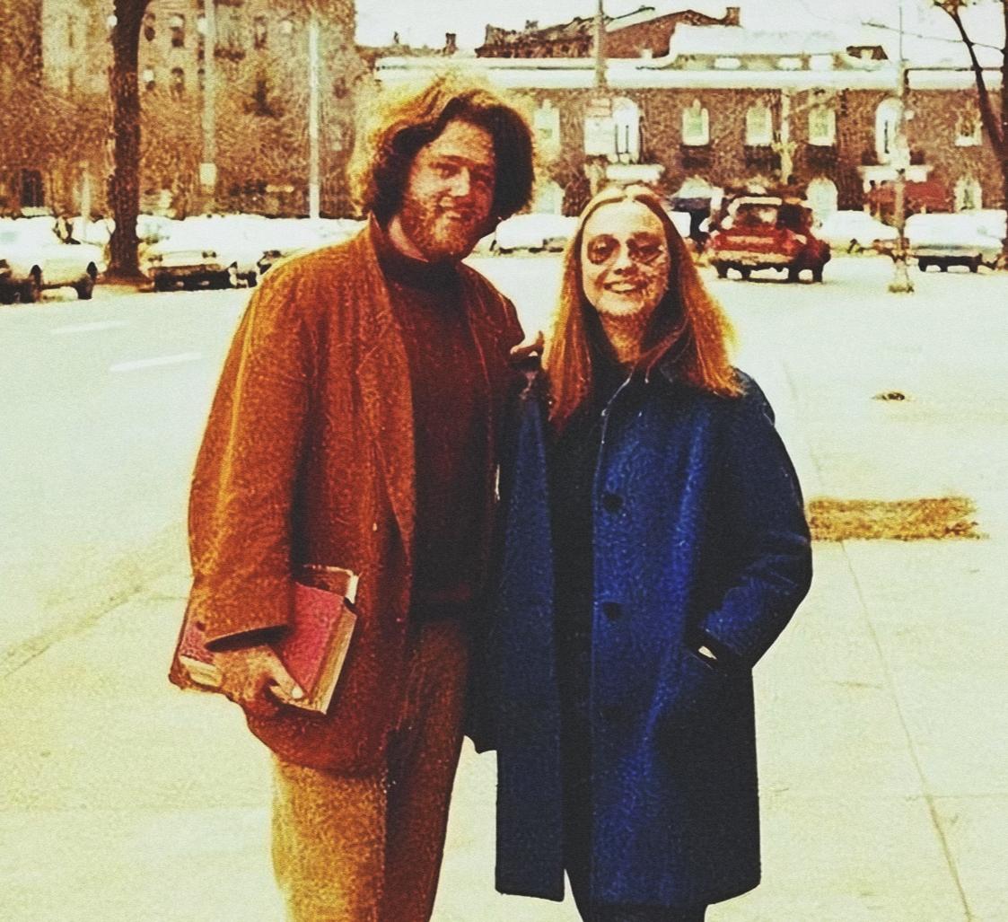 青年时克林顿果真蓄着跟猫王一样的络腮胡 ，难怪，希拉里带克林顿回自己家很是紧张，