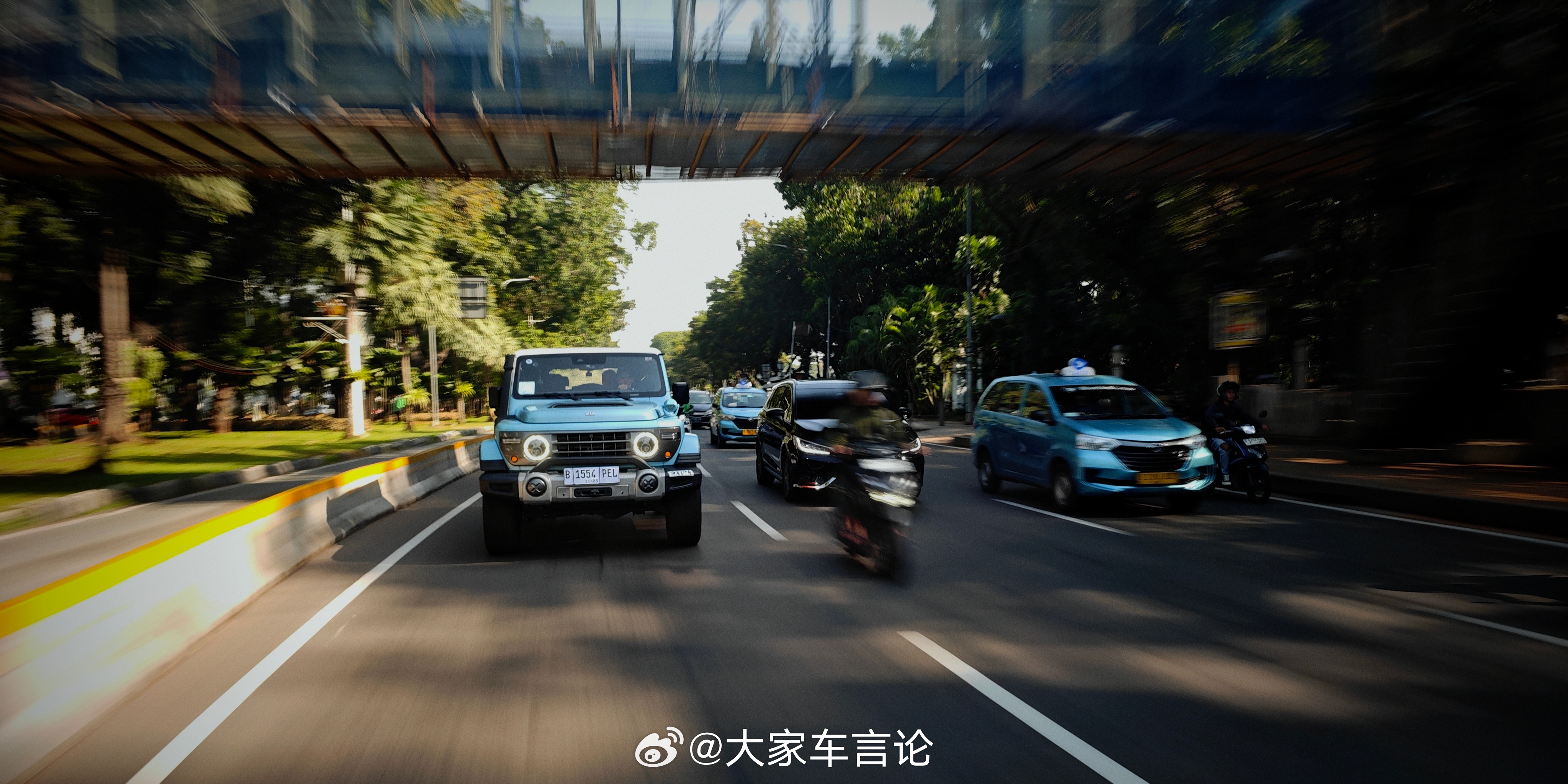 O仔和212 T01 真的很搭，一抹橙色在川流的道路上已经足够抢眼，那如果跑进山