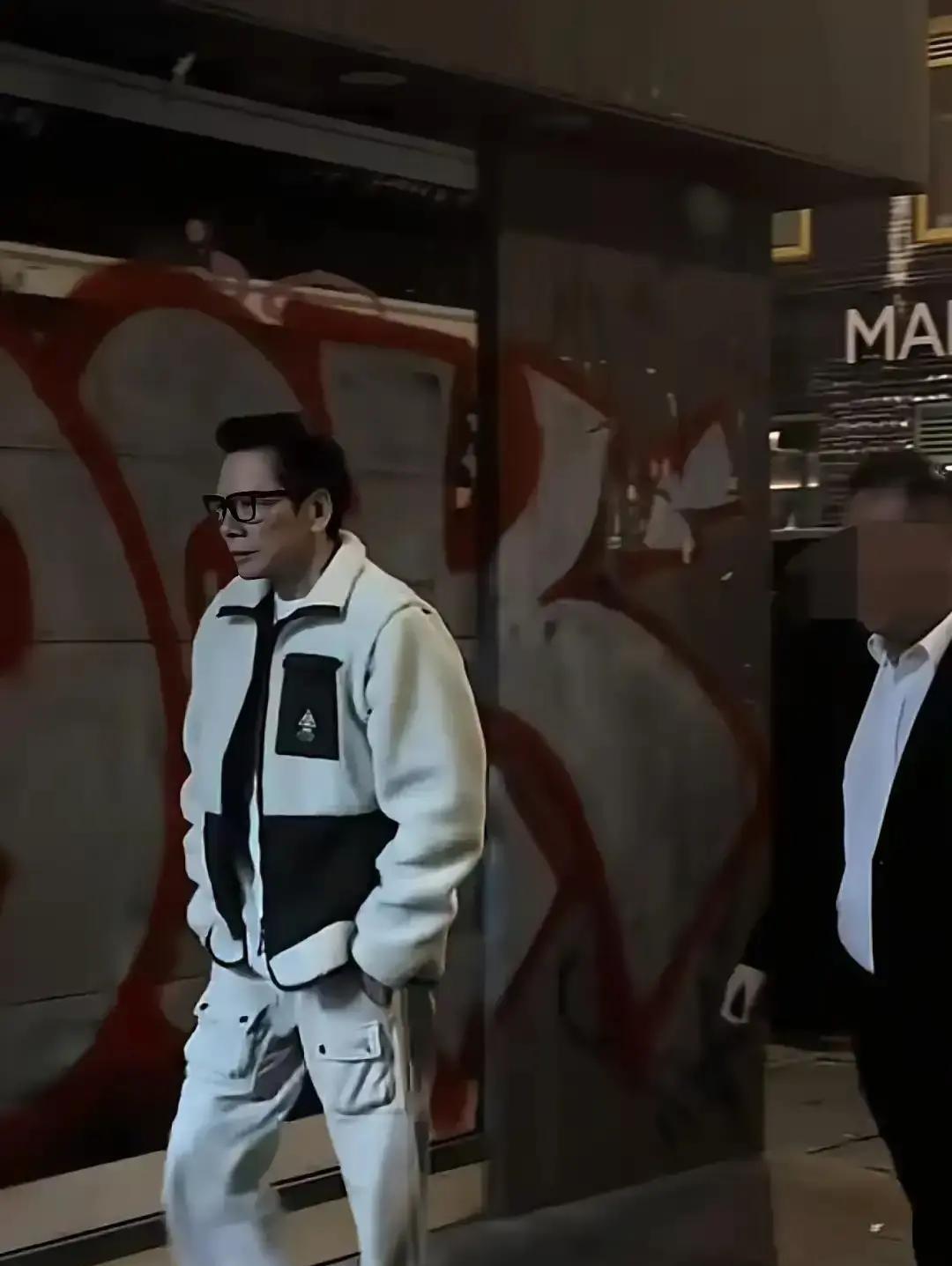 78岁的向华强又炸街了！
浅色风衣配高领毛衣，身板笔挺地走在中环，这状态哪像年近