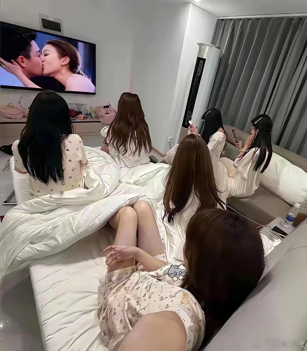 一群单身狗看爱情故事片有啥意思呢🤔 
