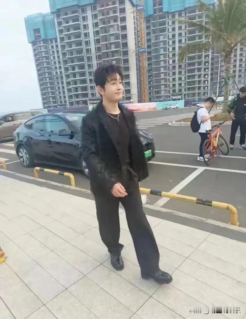 揉了揉眼睛，再次确认，这真是黄晓明啊！
一米八的大高个哪去了？
这娇娇小小的身板