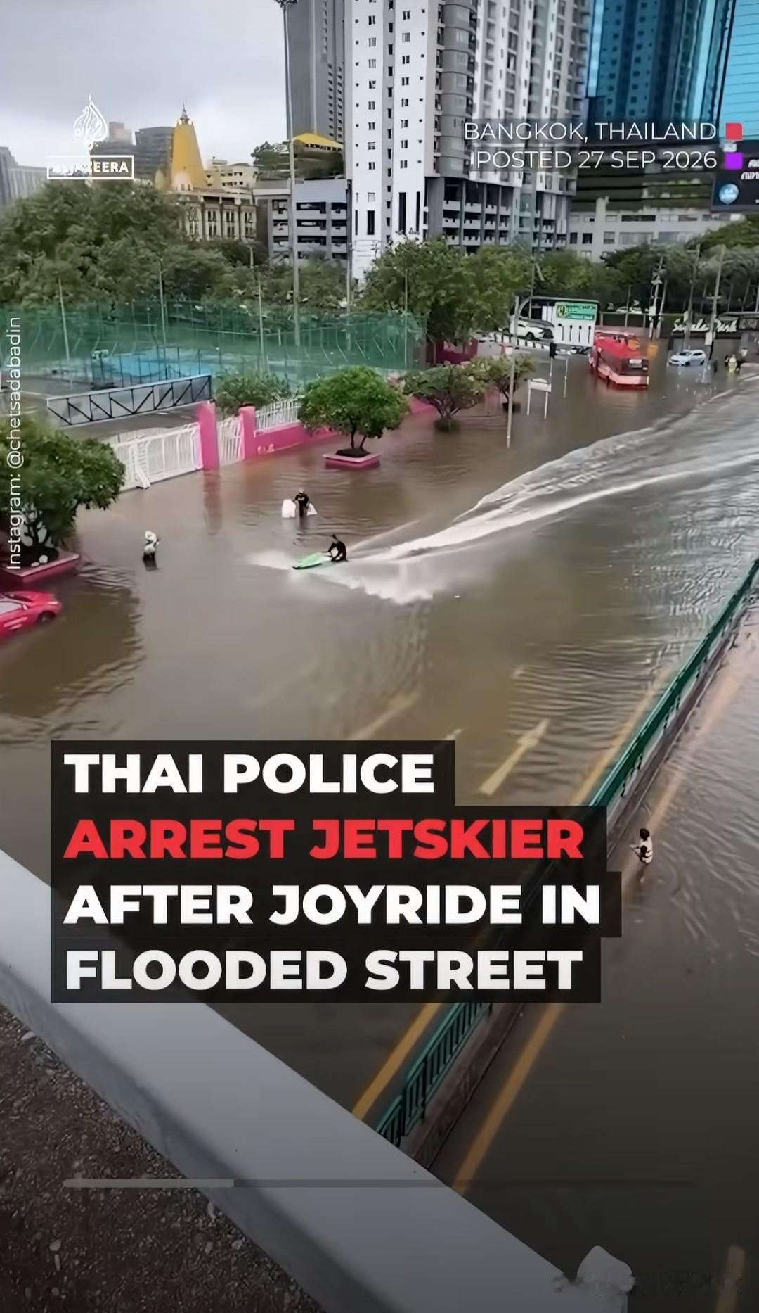 泰国警方已逮捕一名在曼谷被洪水淹没的街道上驾驶摩托艇兜风的人。

警方指控该骑手