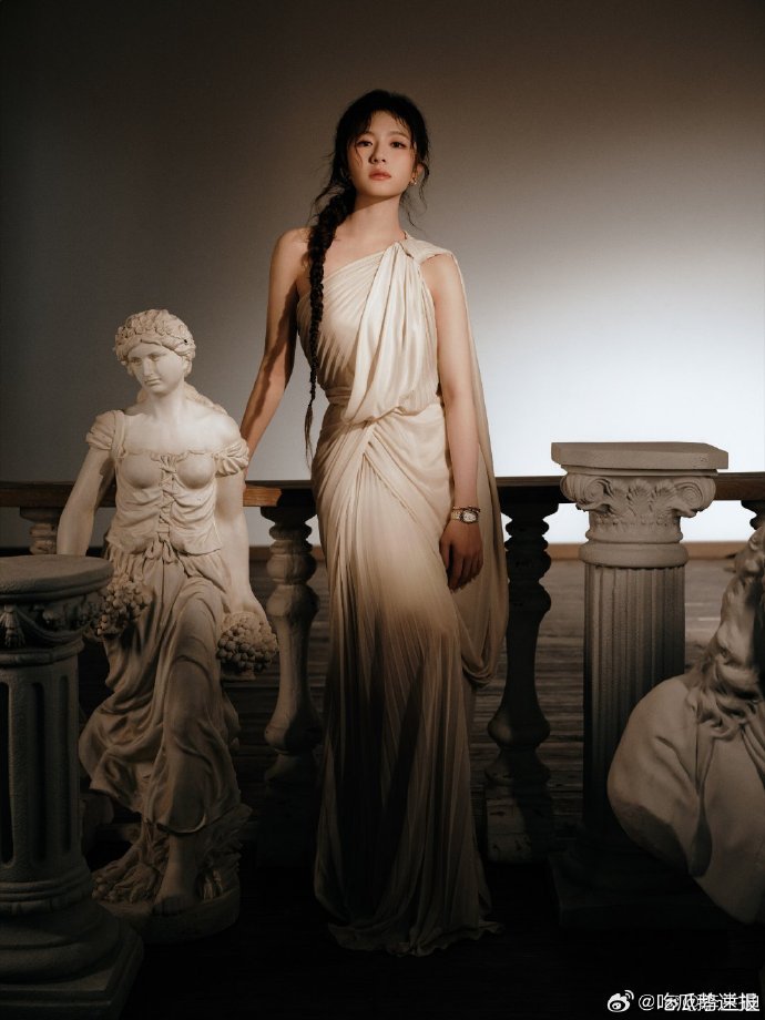 一组李兰迪的第二套造型图流出，希腊神女的设定，搭配柔和妆容，与红毯的璀璨灯光形成