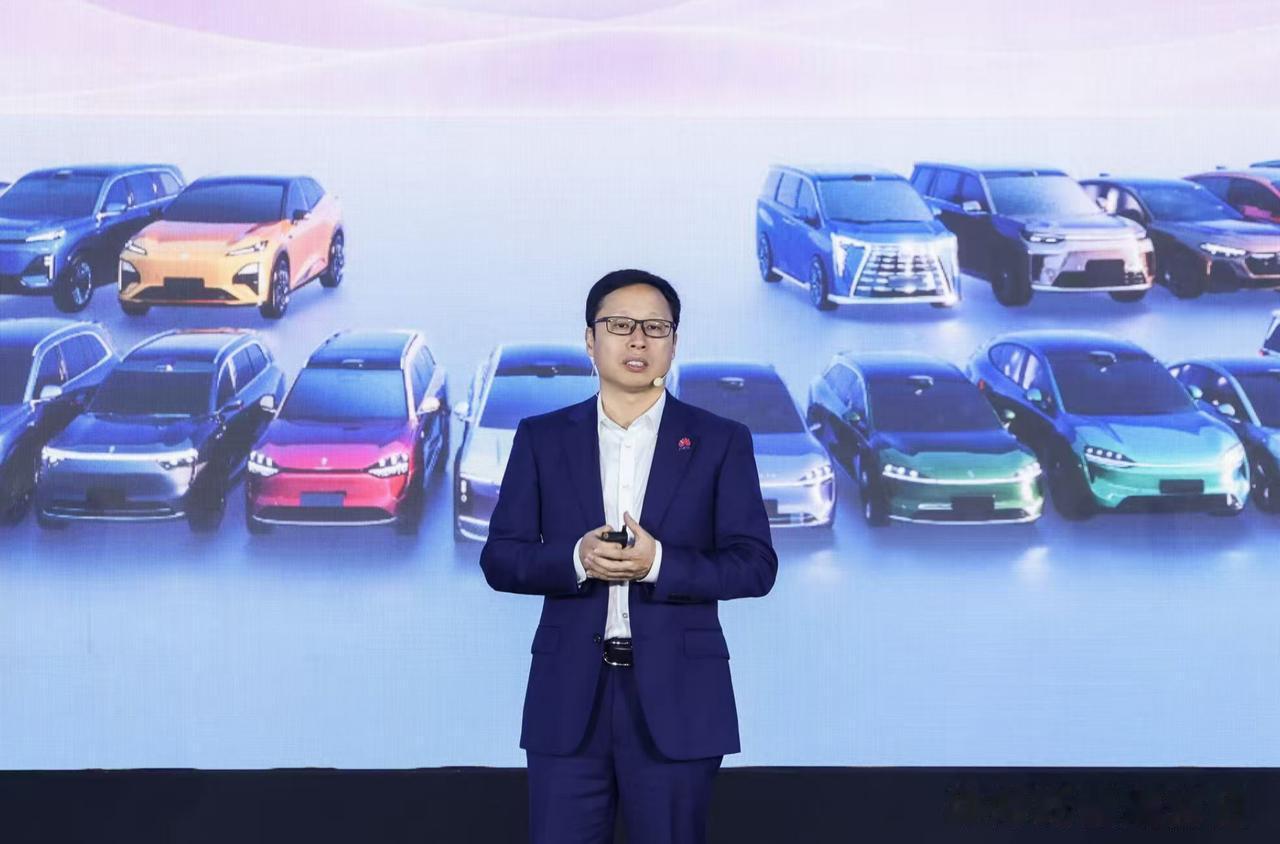 奕境汽车首款旗舰大六座SUV奕境 X9 亮相2026 华为乾崑媒体日，与问界M9